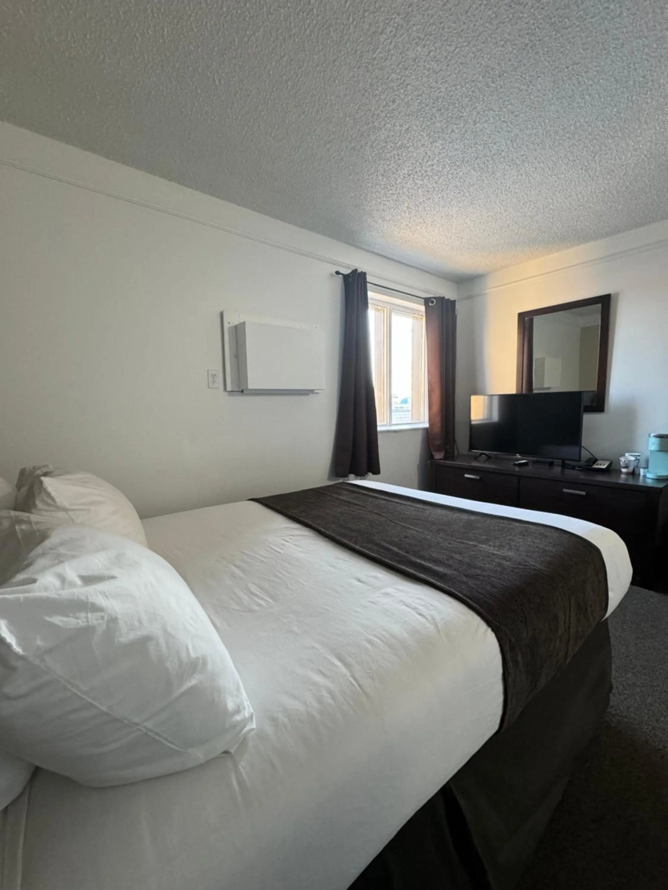 Bedroom, Bed in River Inn