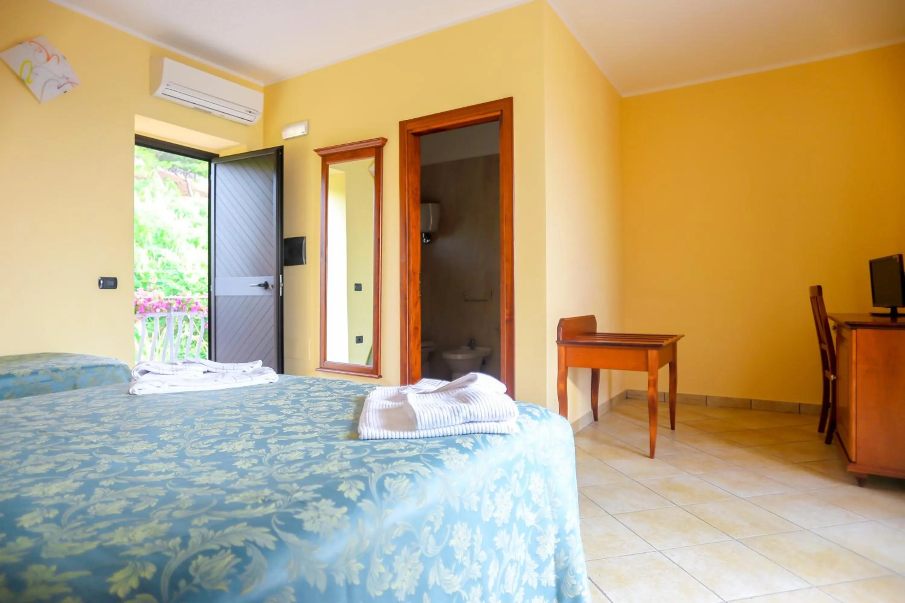 Bed in Villaggio Hotel Lido San Giuseppe