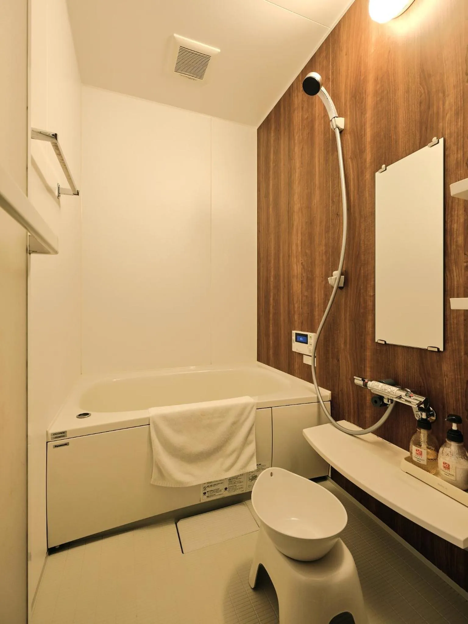 Shower in Tsumugi Hachijo Muromachi