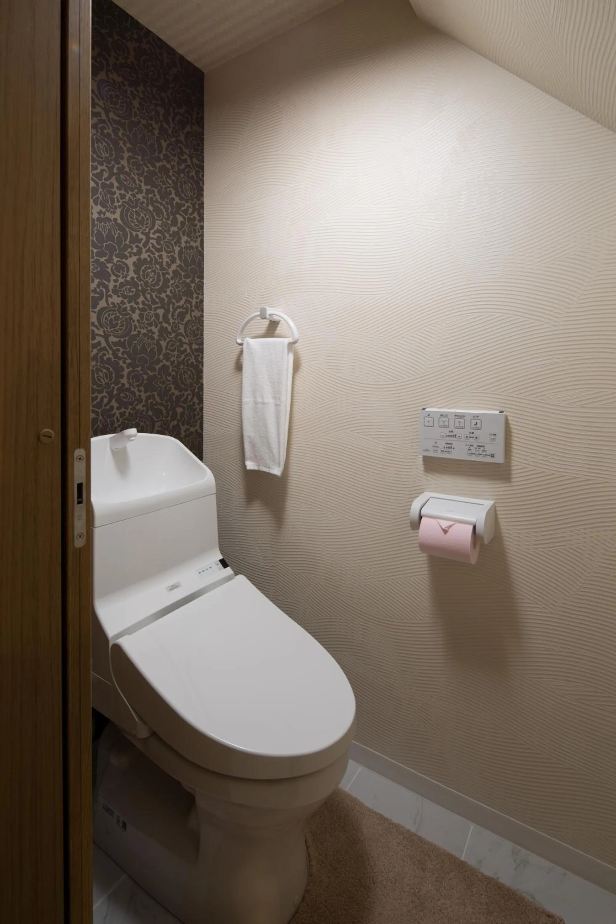 Toilet in Tsumugi Hachijo Muromachi