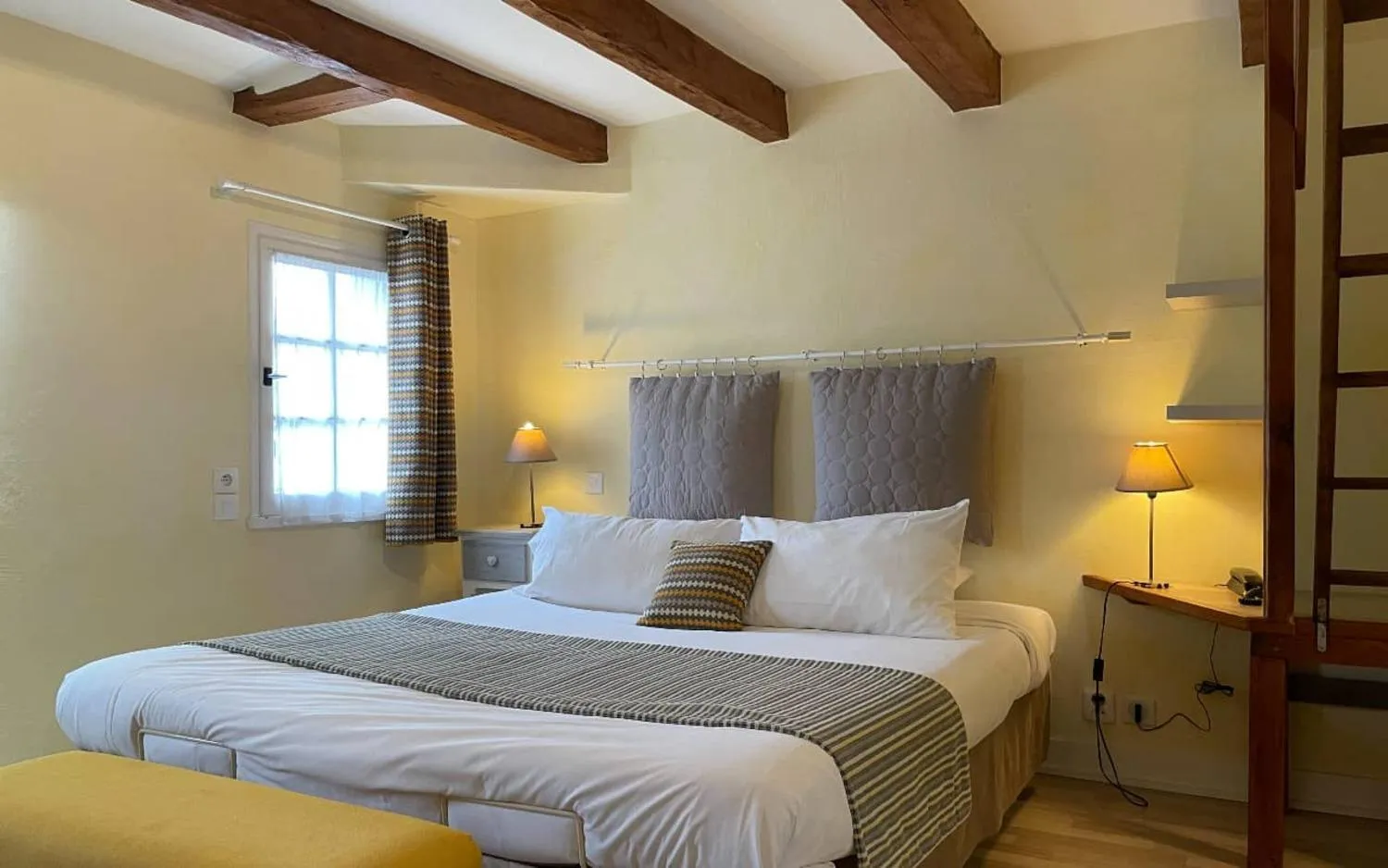 Bed in Logis Auberge Le Colombien - Hôtel et Restaurant