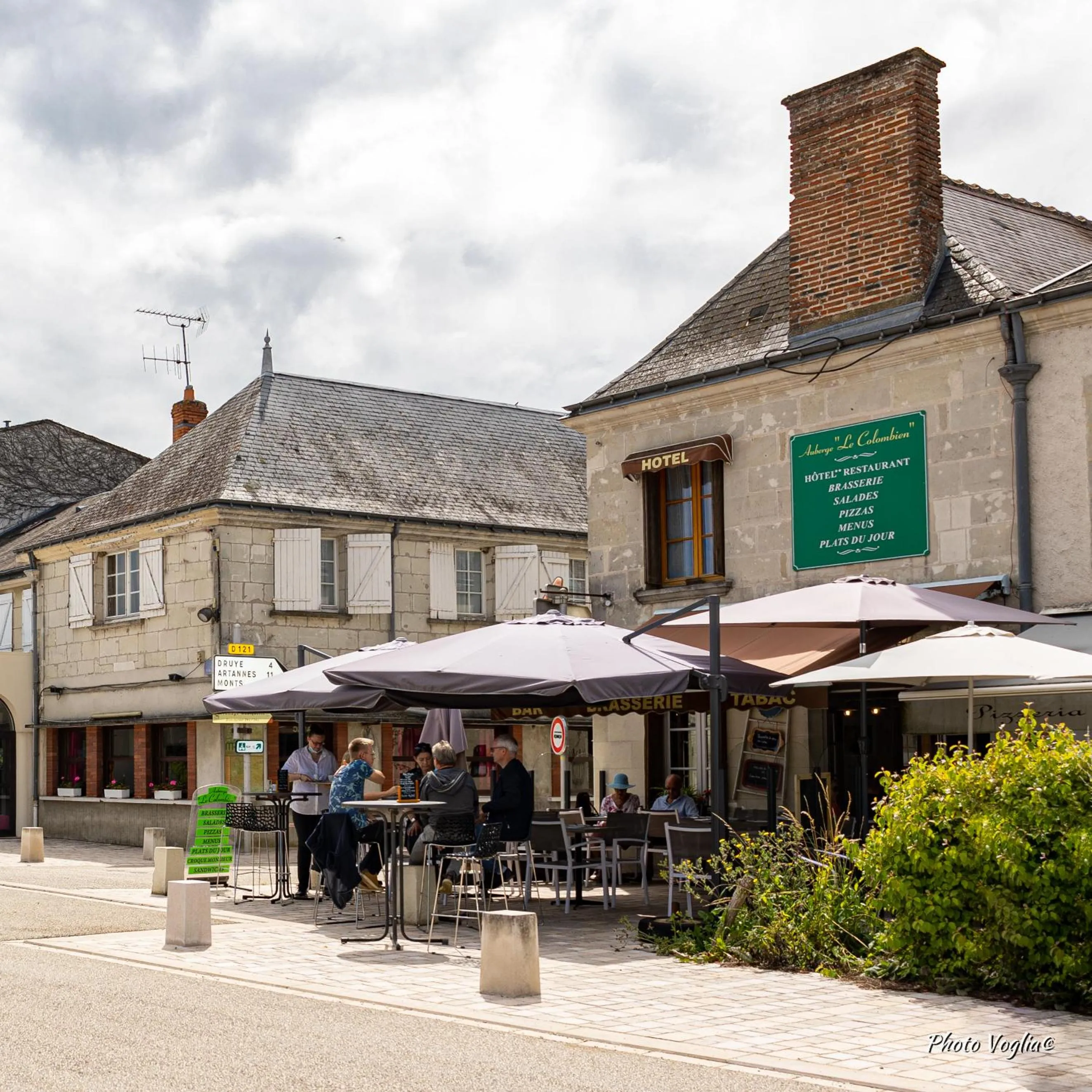 Property building in Logis Auberge Le Colombien - Hôtel et Restaurant