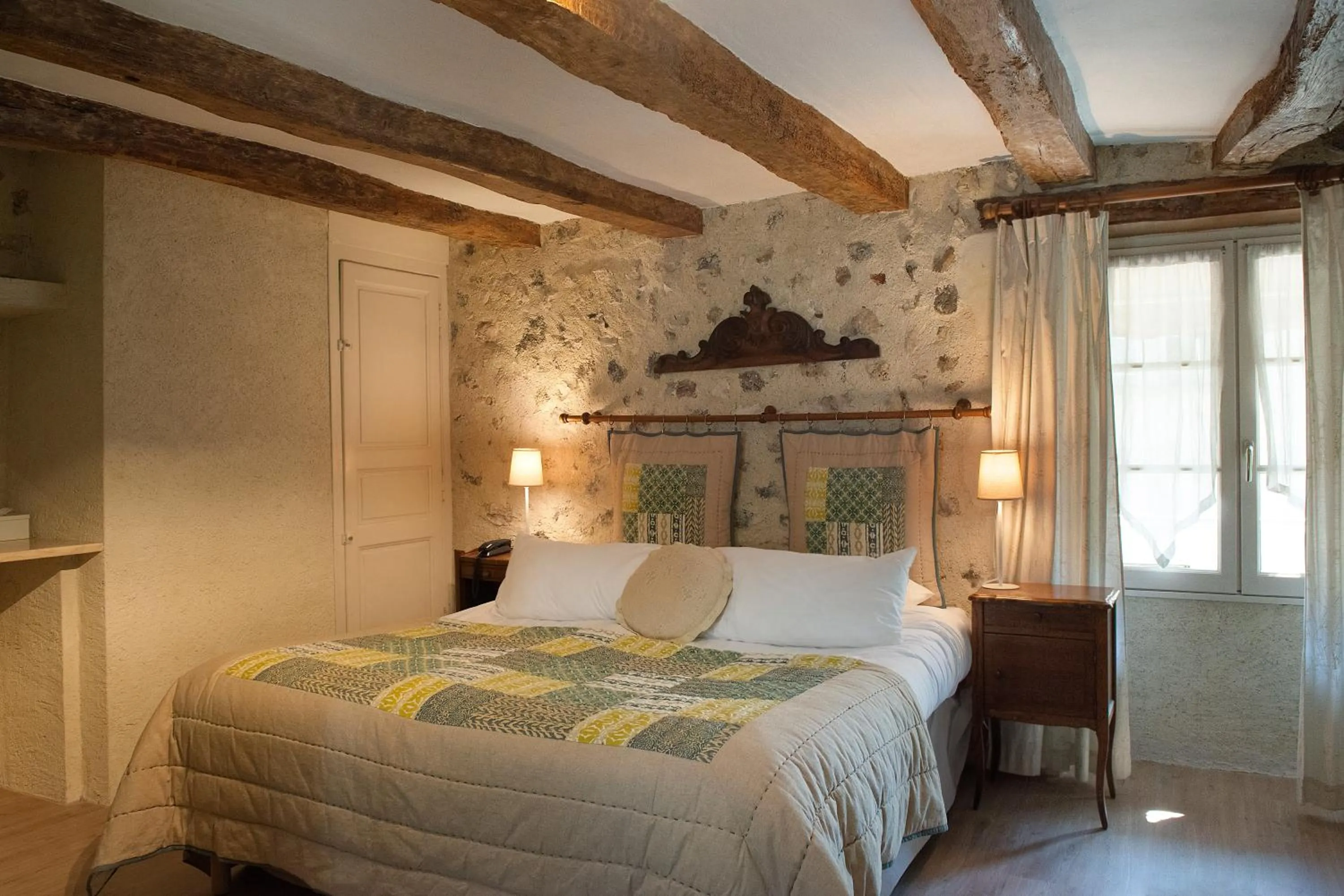 Bedroom, Bed in Logis Auberge Le Colombien - Hôtel et Restaurant