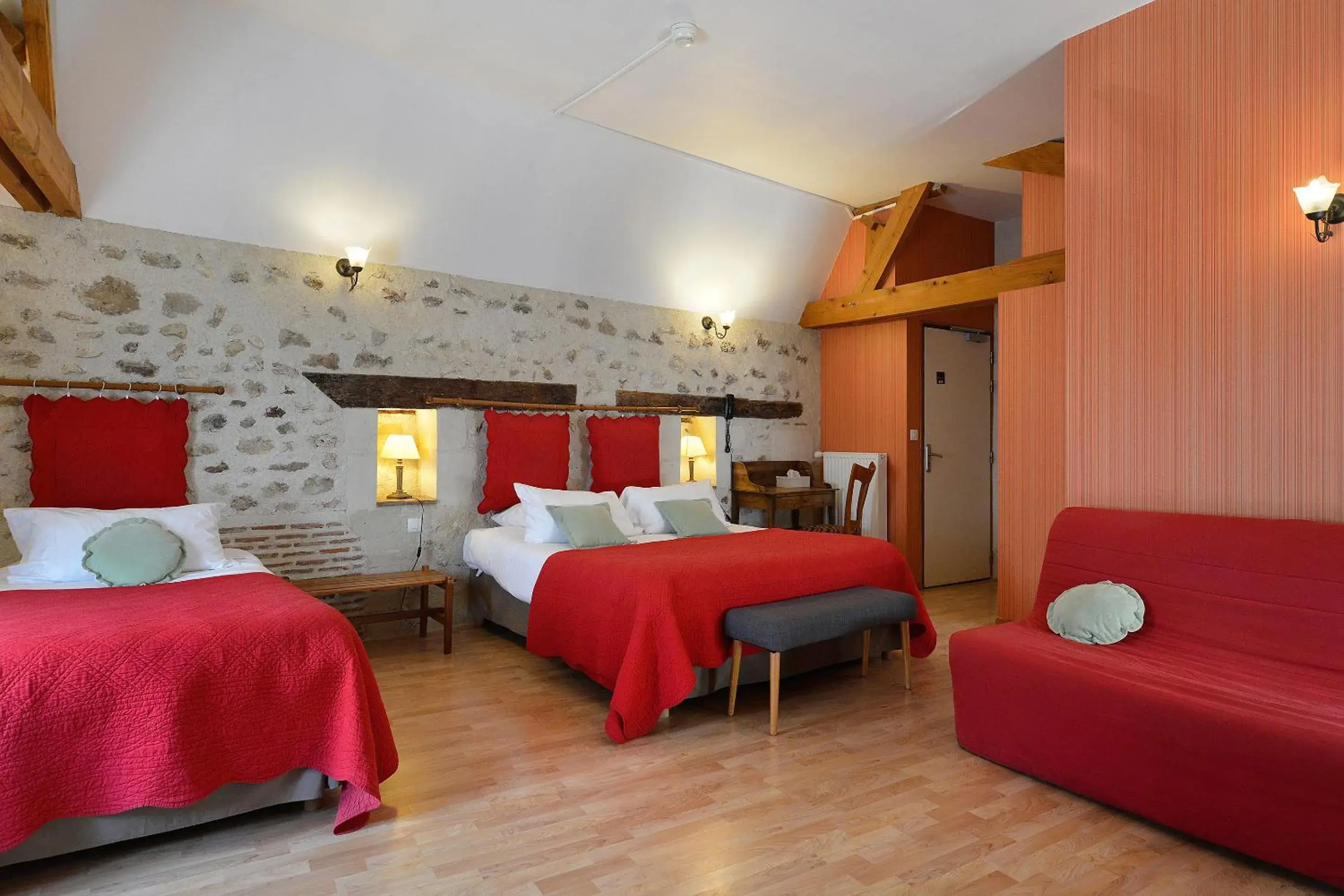 Quadruple Room in Logis Auberge Le Colombien - Hôtel et Restaurant Quadruple Room in Logis Auberge Le Colombien - Hôtel et Restaurant