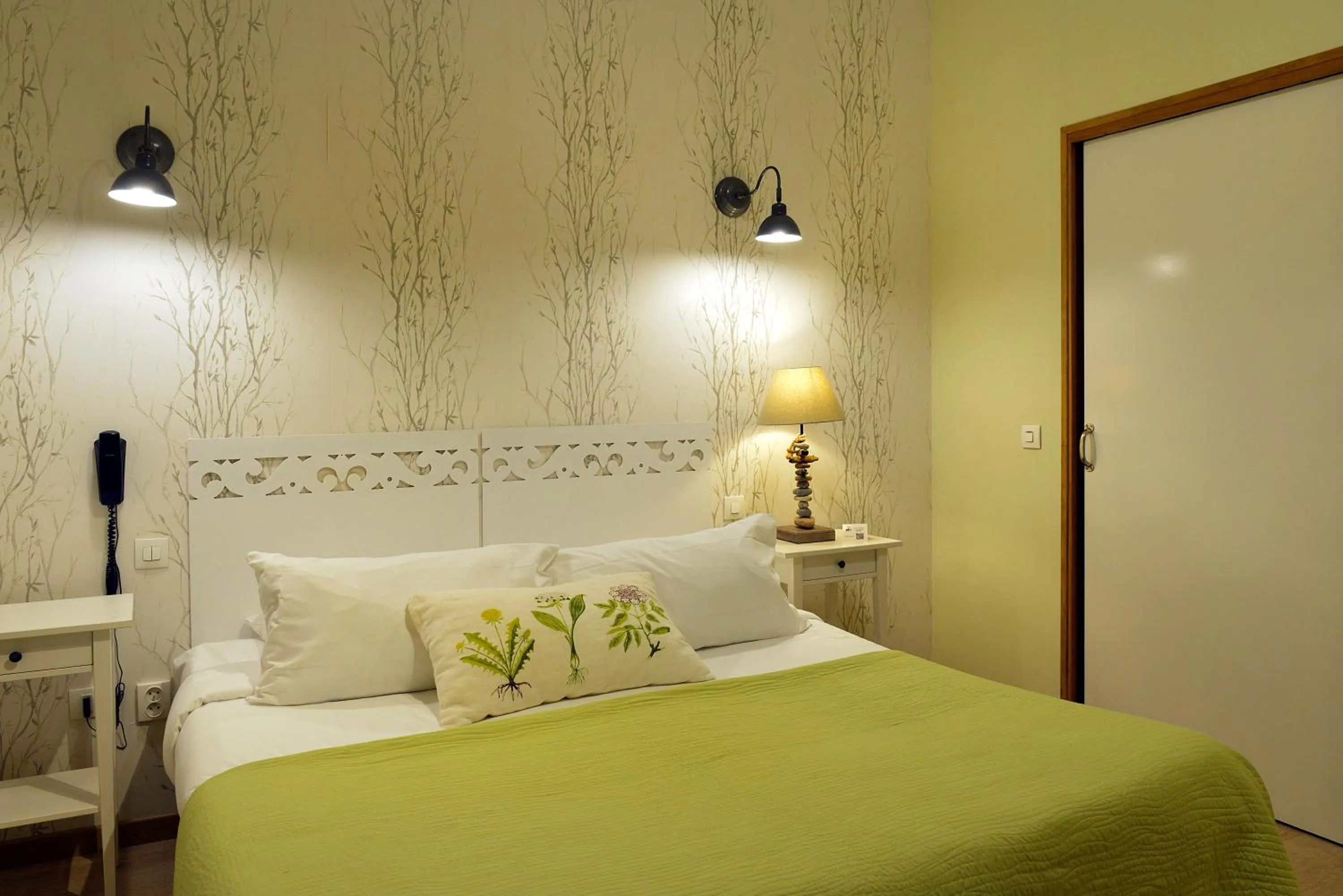 Bedroom, Bed in Logis Auberge Le Colombien - Hôtel et Restaurant