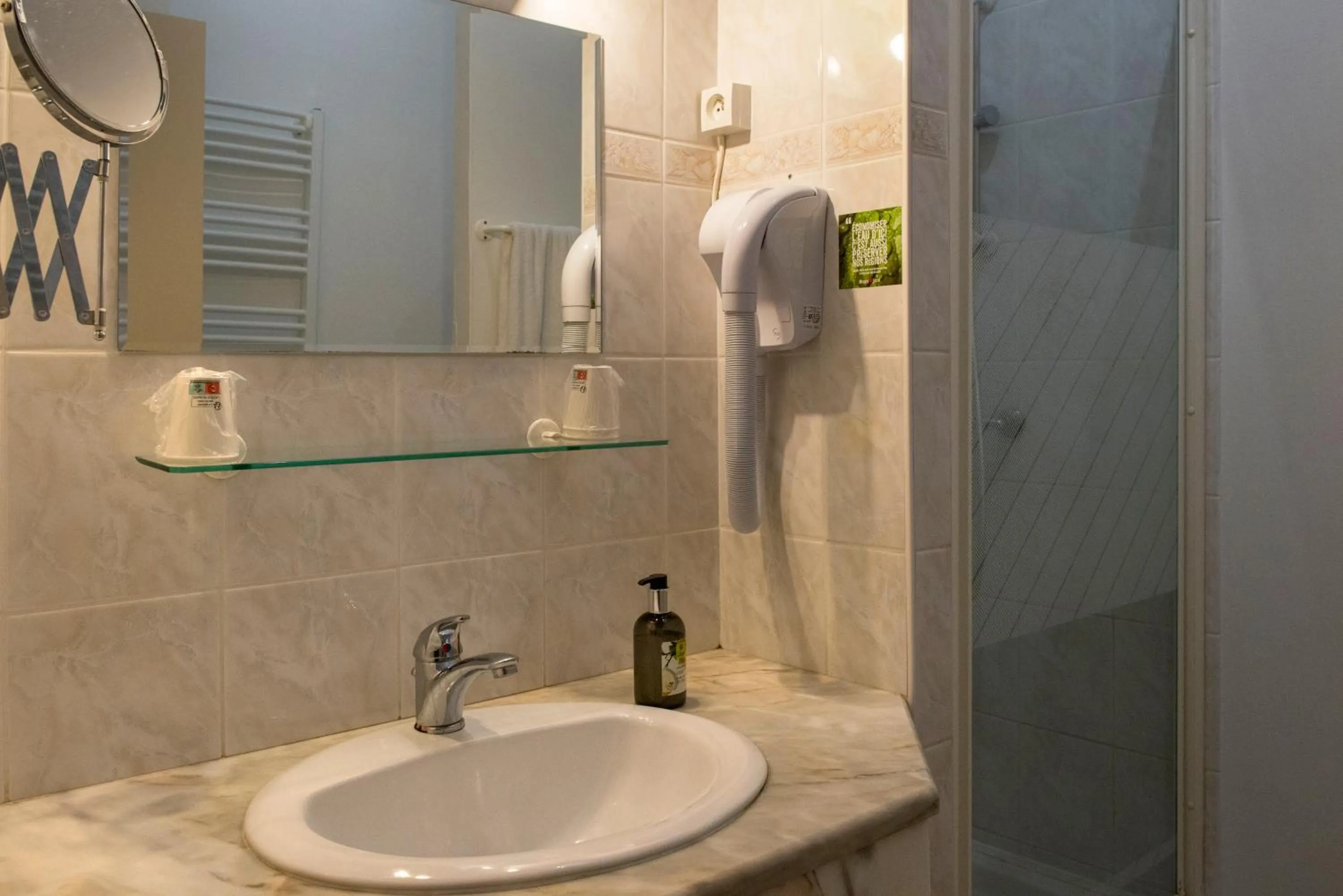 Bathroom in Logis Auberge Le Colombien - Hôtel et Restaurant