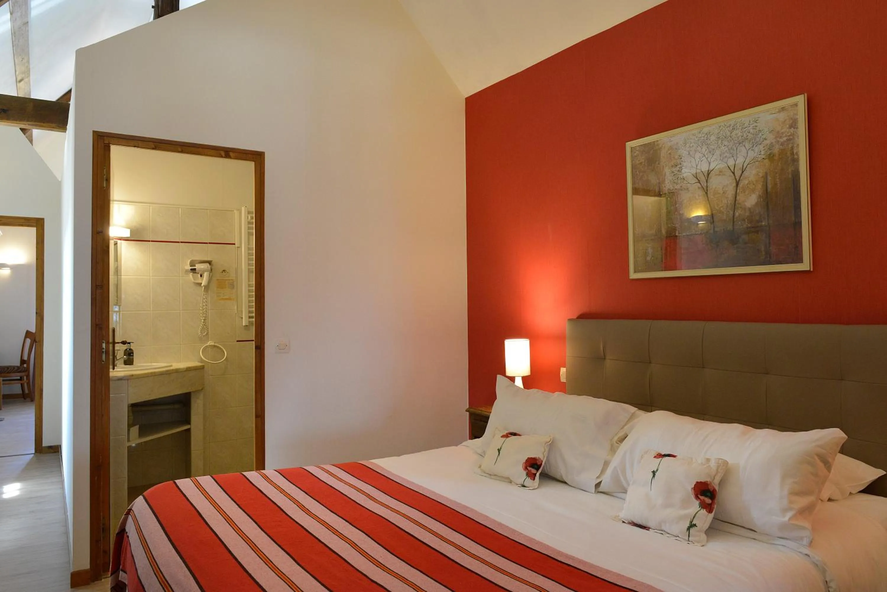 Bedroom, Bed in Logis Auberge Le Colombien - Hôtel et Restaurant