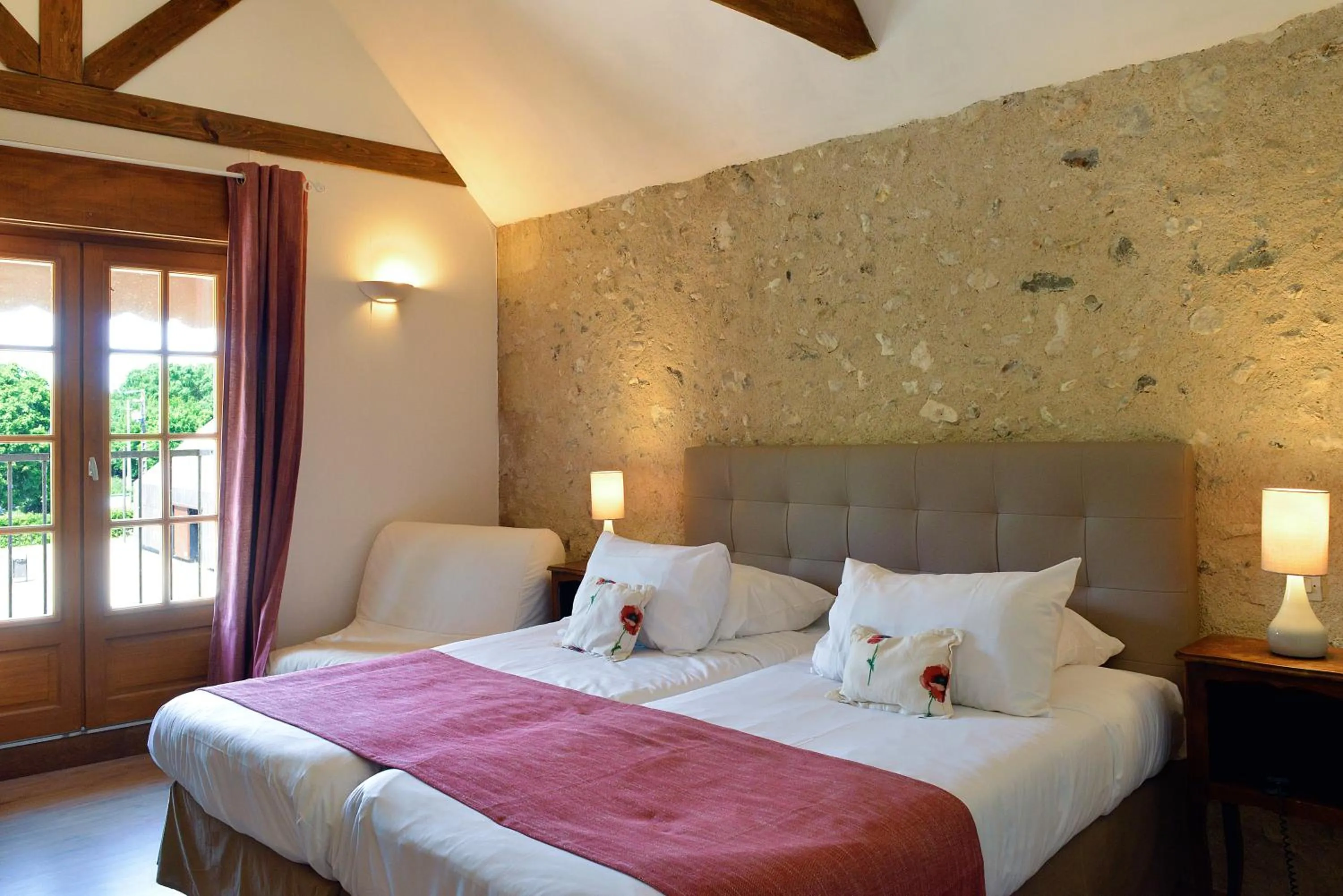 Bed in Logis Auberge Le Colombien - Hôtel et Restaurant