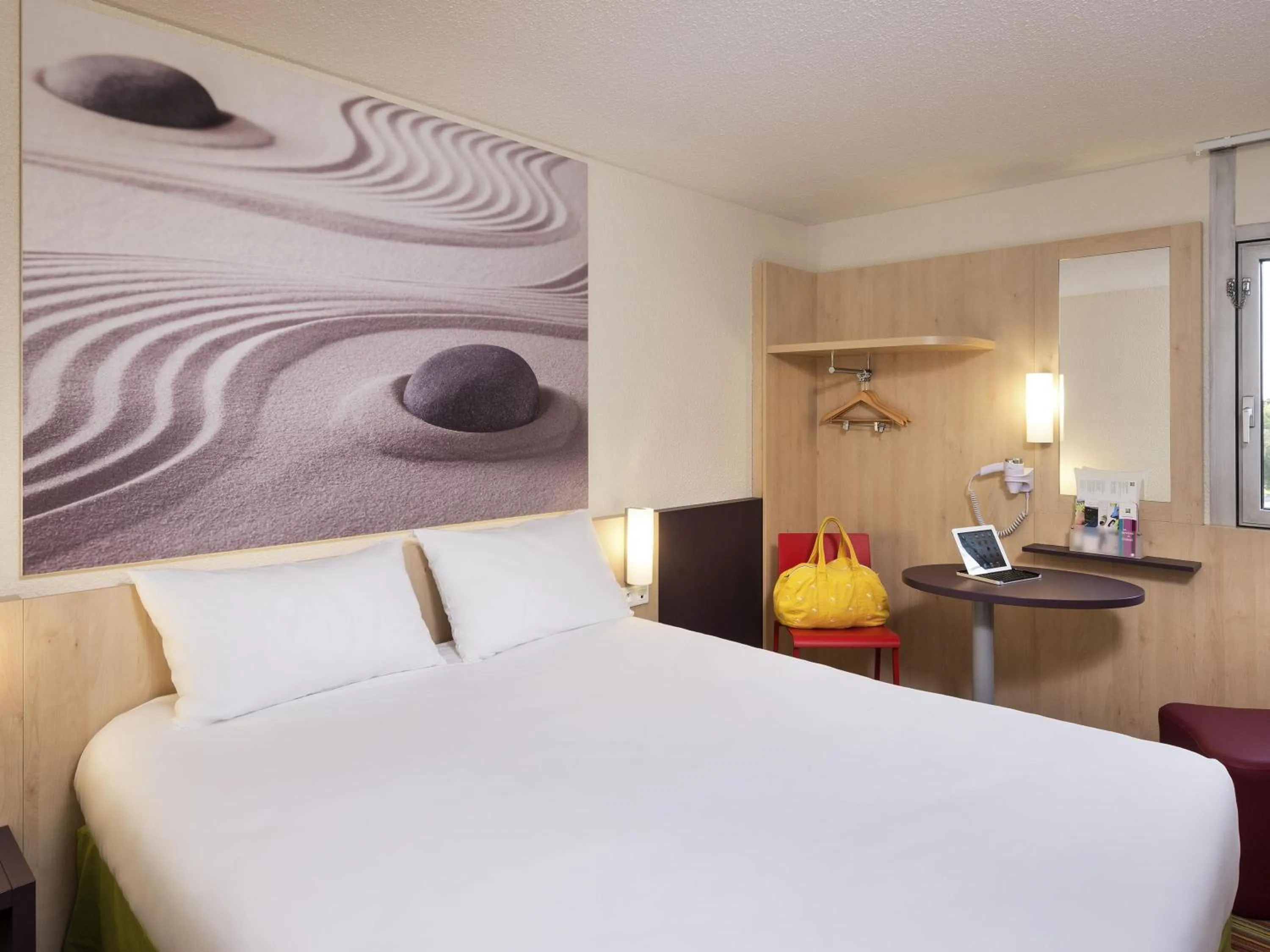 Property building, Bed in ibis Styles Paris Roissy-CDG