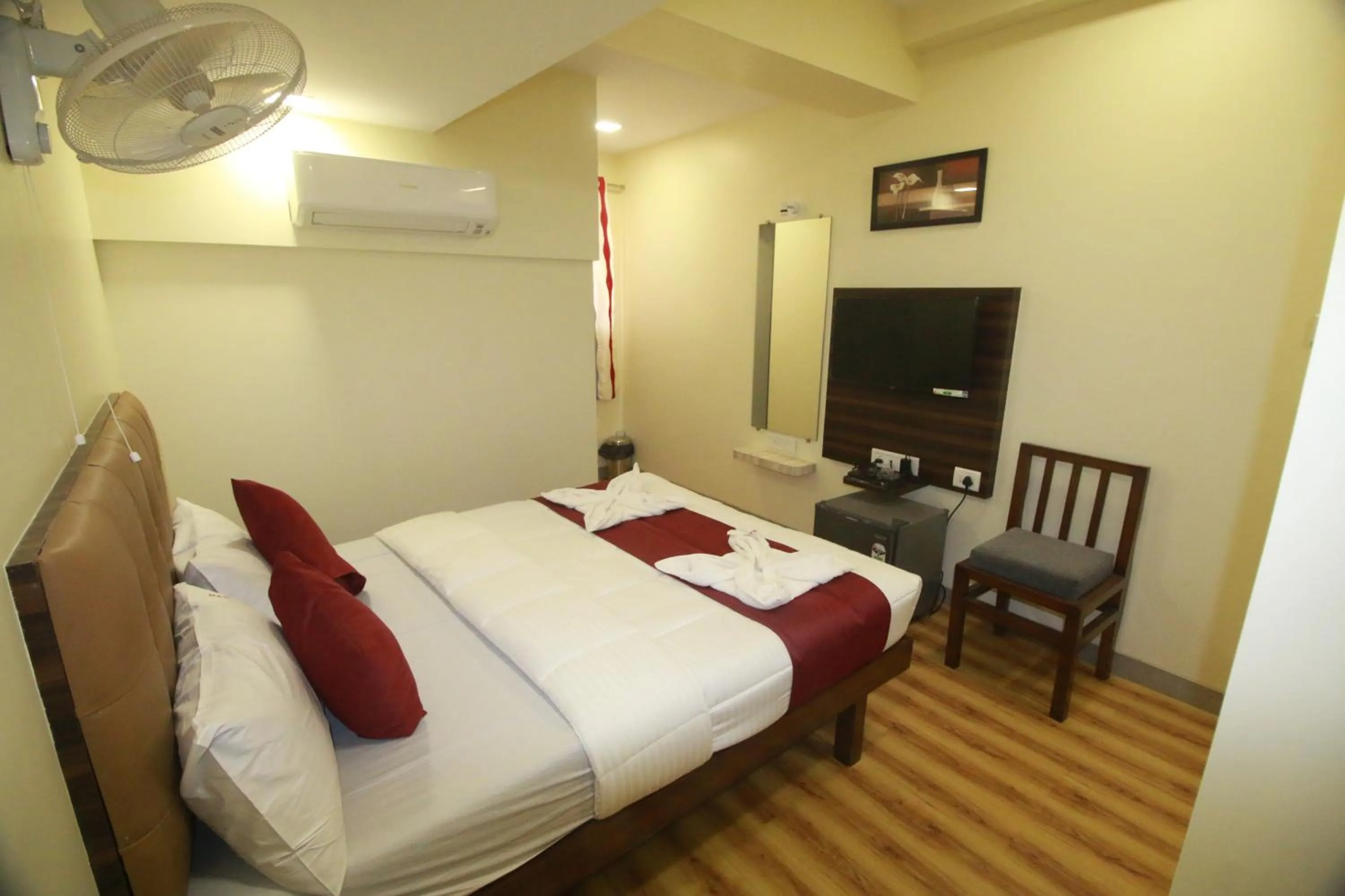 TV and multimedia, Bed in Hotel Alfa International Near Nanavati Hospital Mumbai Near Airport Mumbai Near Juhu Beach