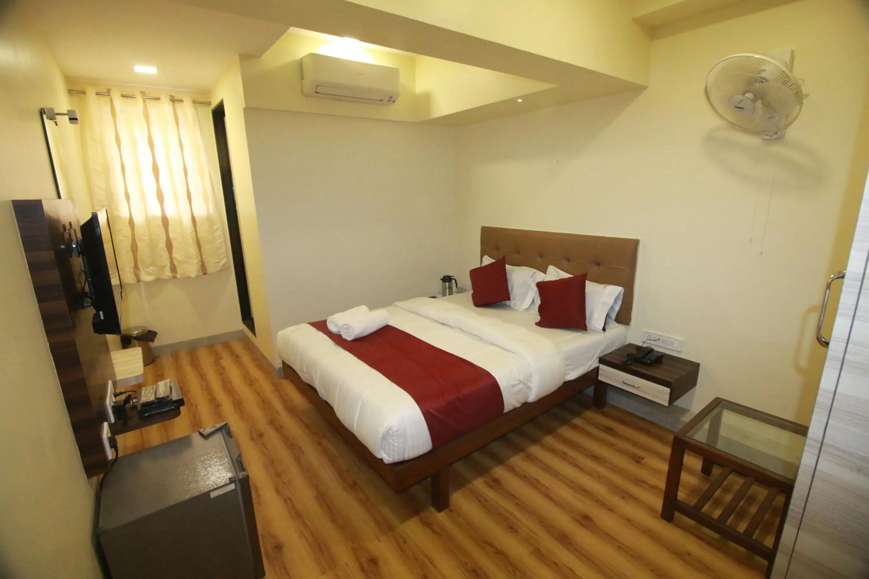 Bedroom, Bed in Hotel Alfa International Near Nanavati Hospital Mumbai Near Airport Mumbai Near Juhu Beach