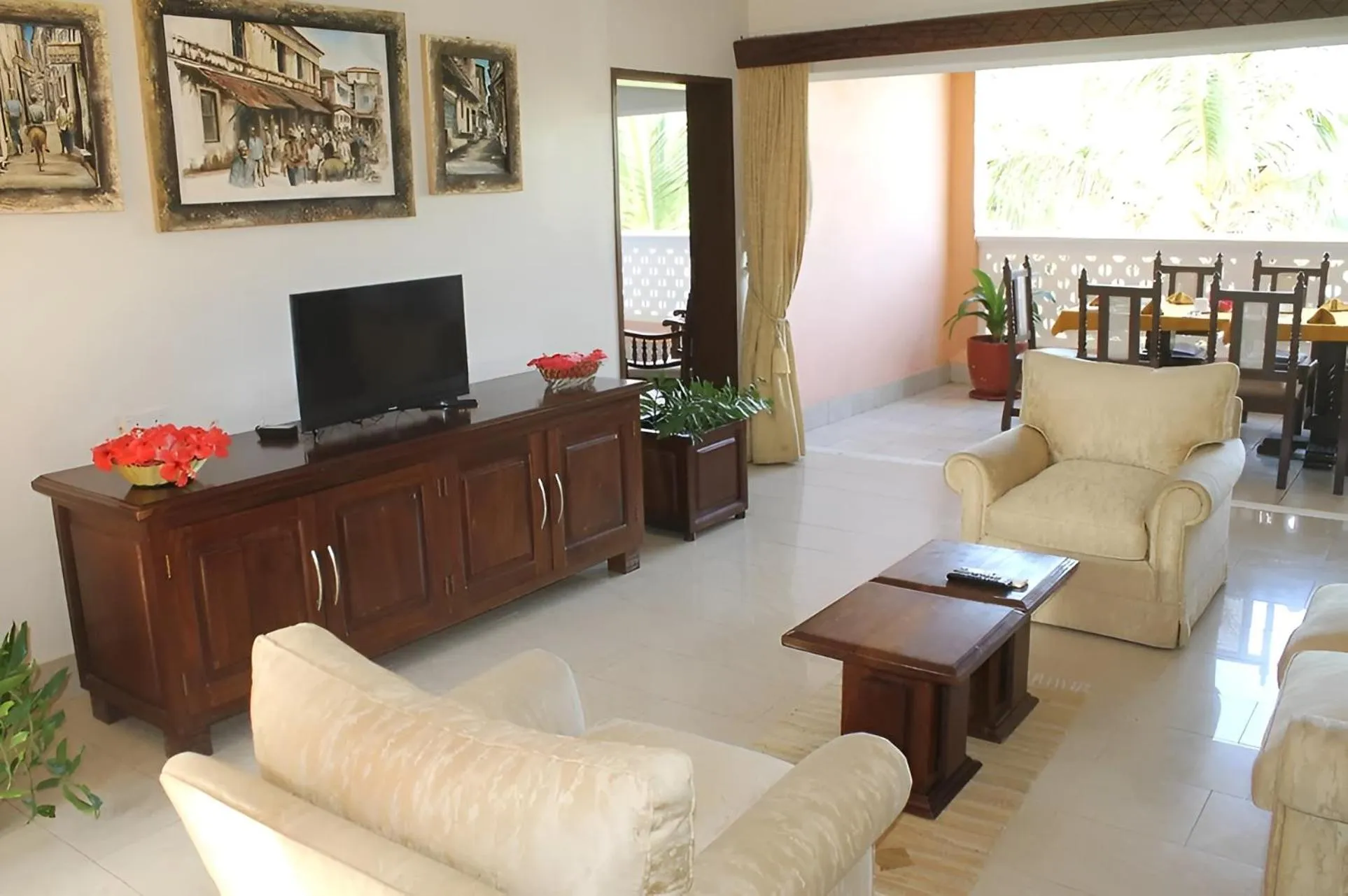 Living room in Sun N Sand Beach Resort
