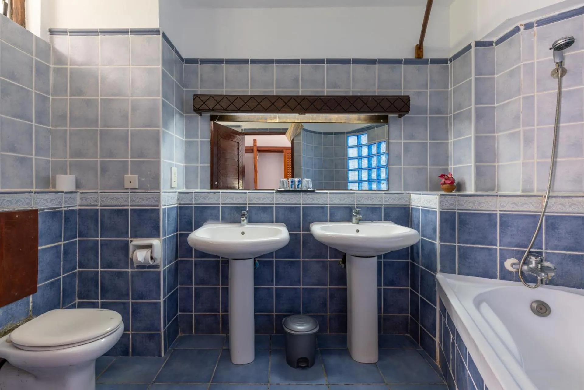 Shower in Sun N Sand Beach Resort