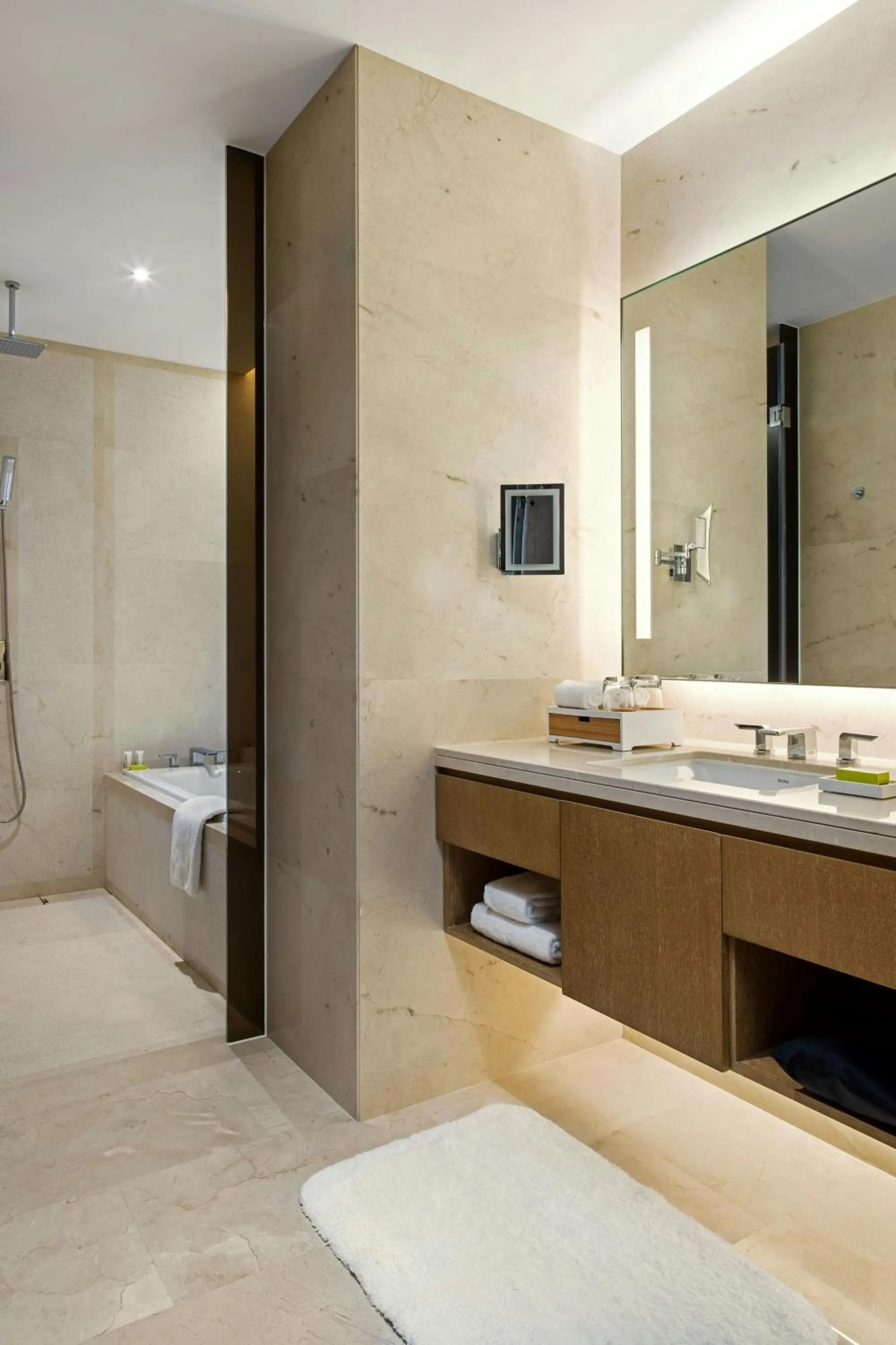 Bathroom, Bed in Le Meridien Shenyang Heping