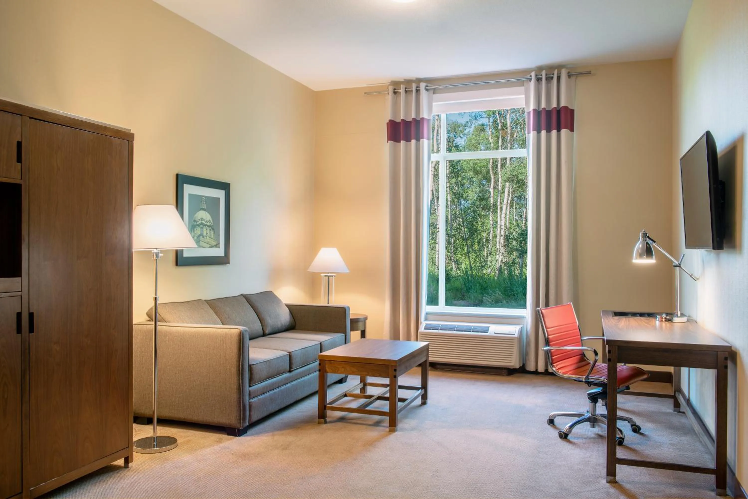 Living room in Four Points by Sheraton Grande Prairie