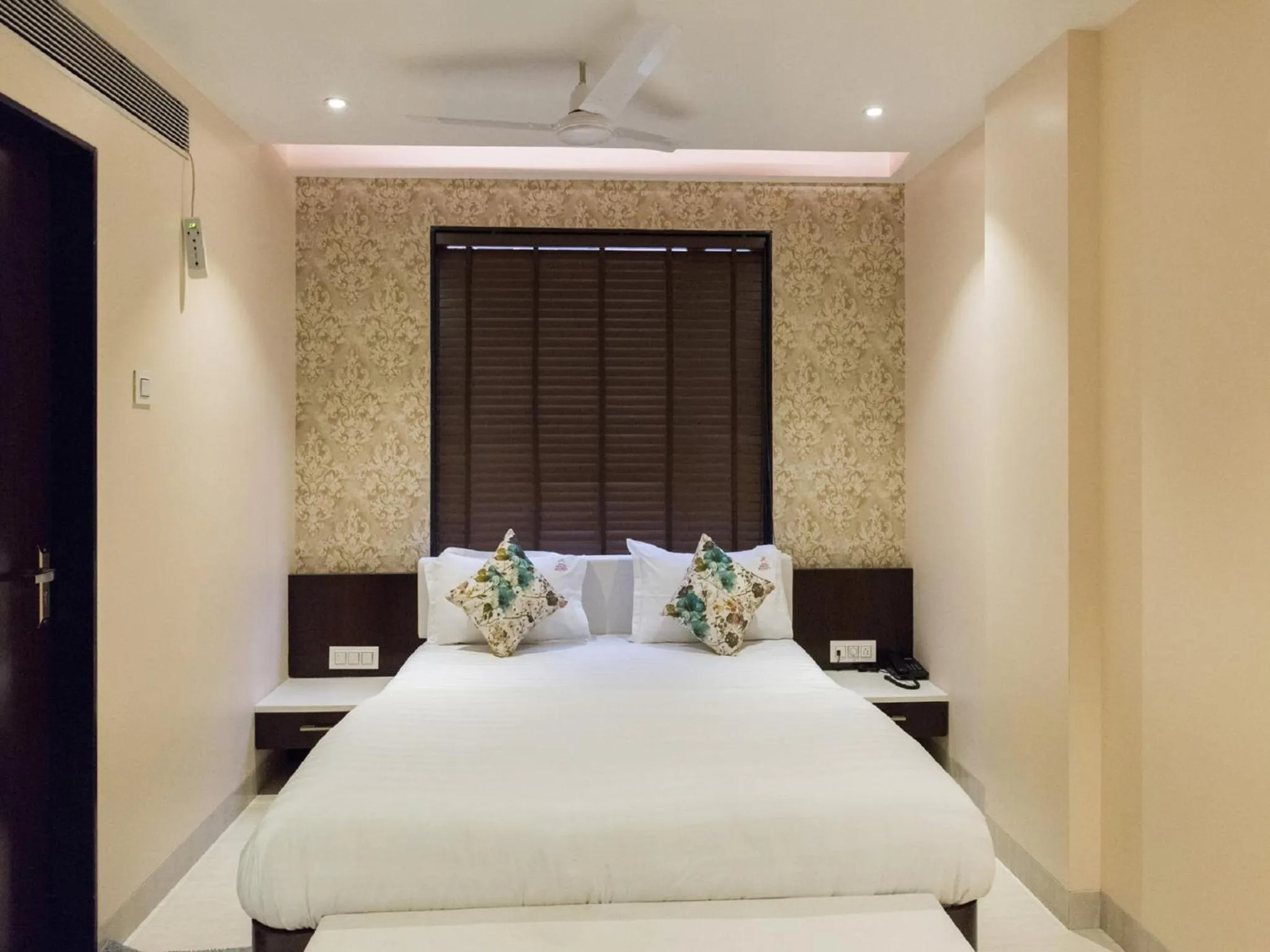 Bedroom, Bed in Hotel Sangat Regency