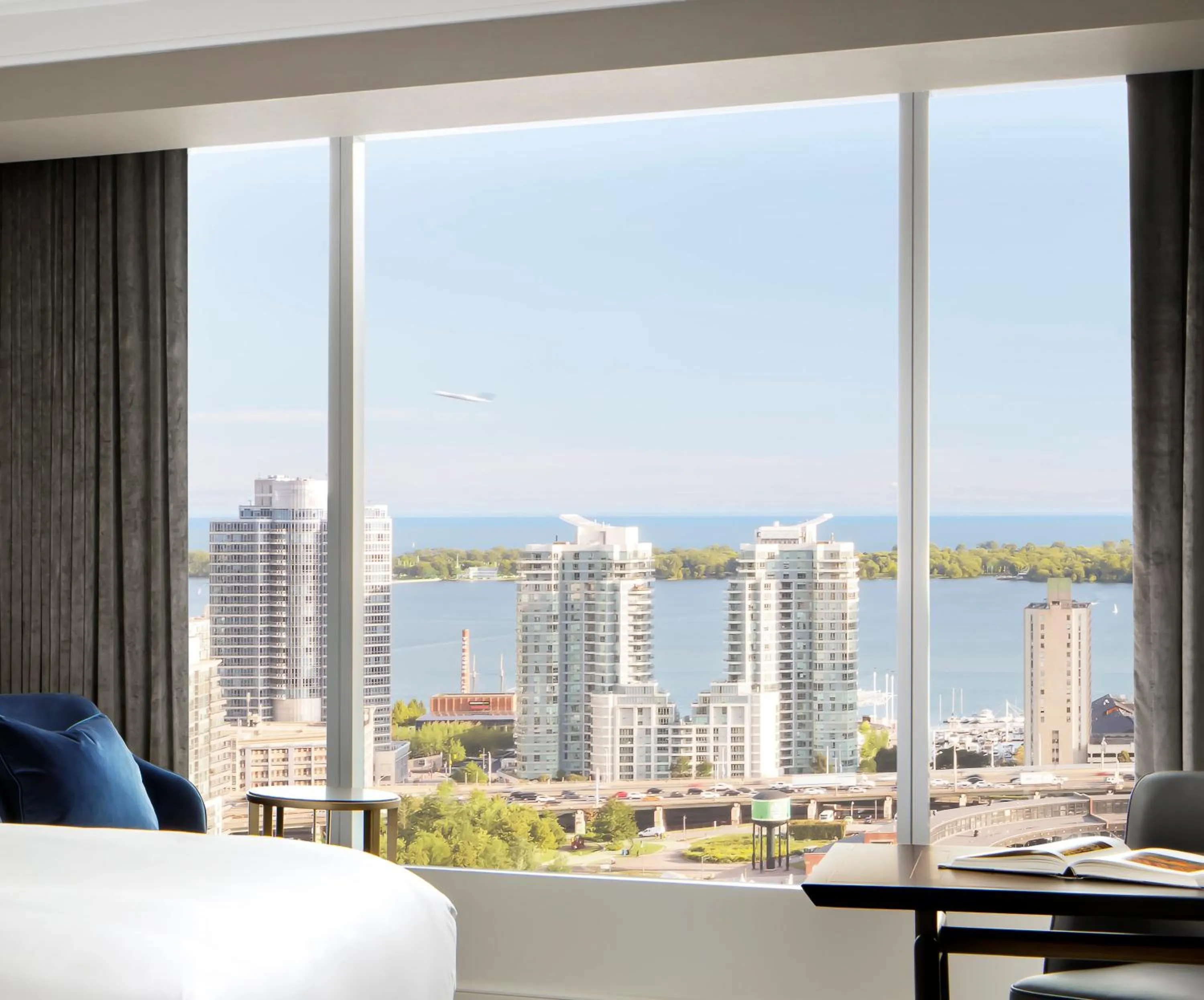 Lake view, Bed in The Ritz-Carlton, Toronto
