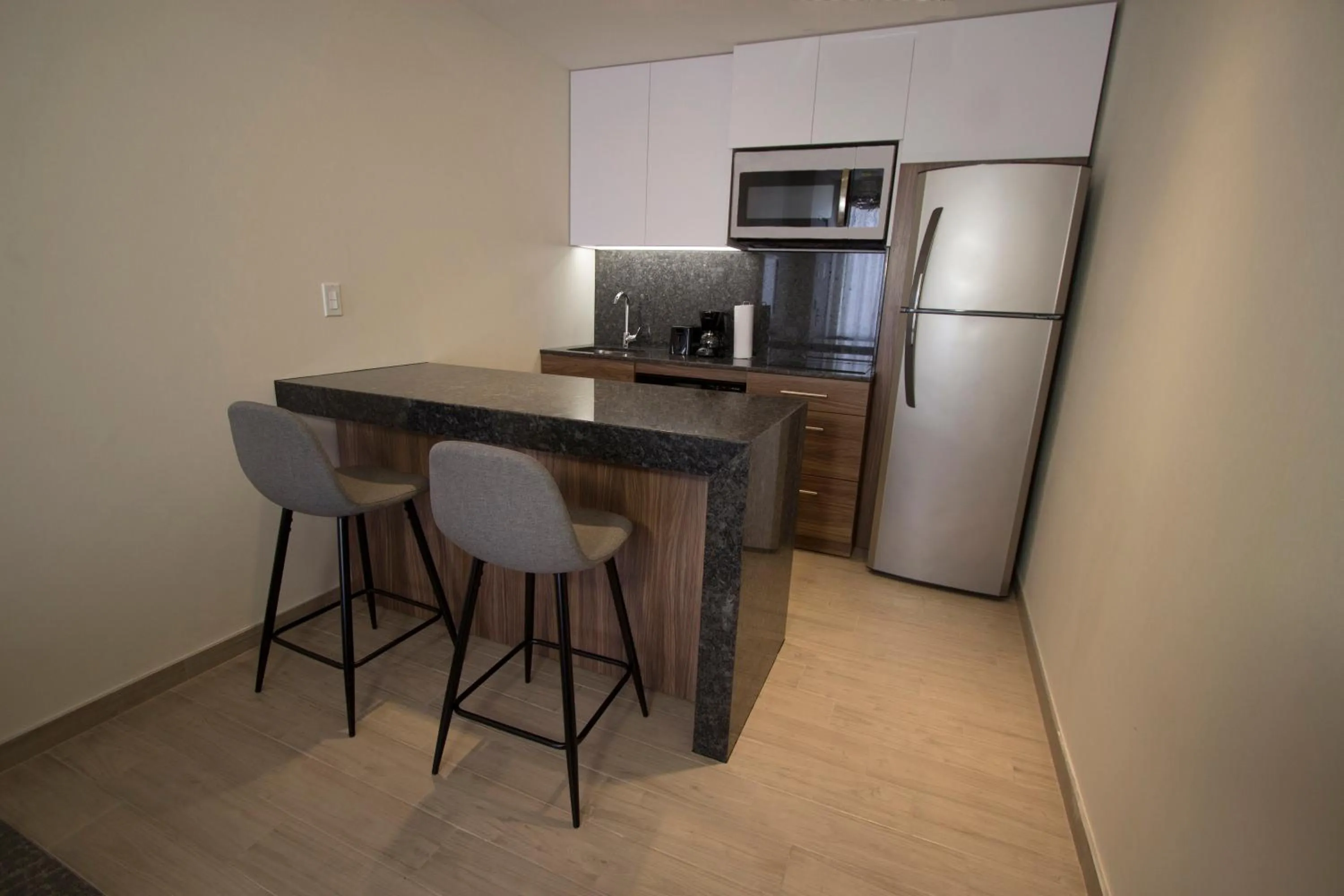 Kitchen or kitchenette in Fiesta Inn Suites Aeropuerto del Bajío