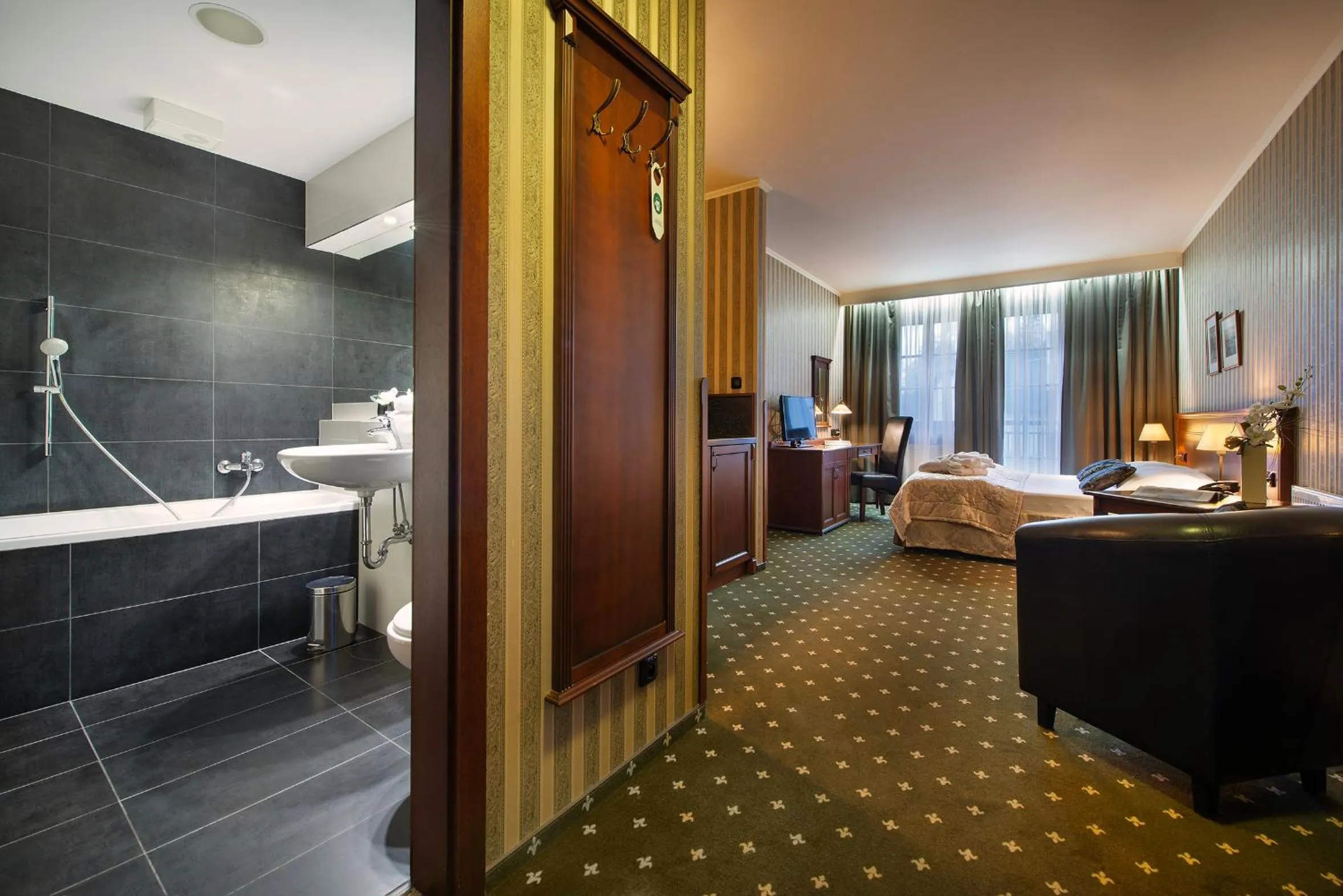 Bathroom, Bed in Wellness Golf Hotel Morris