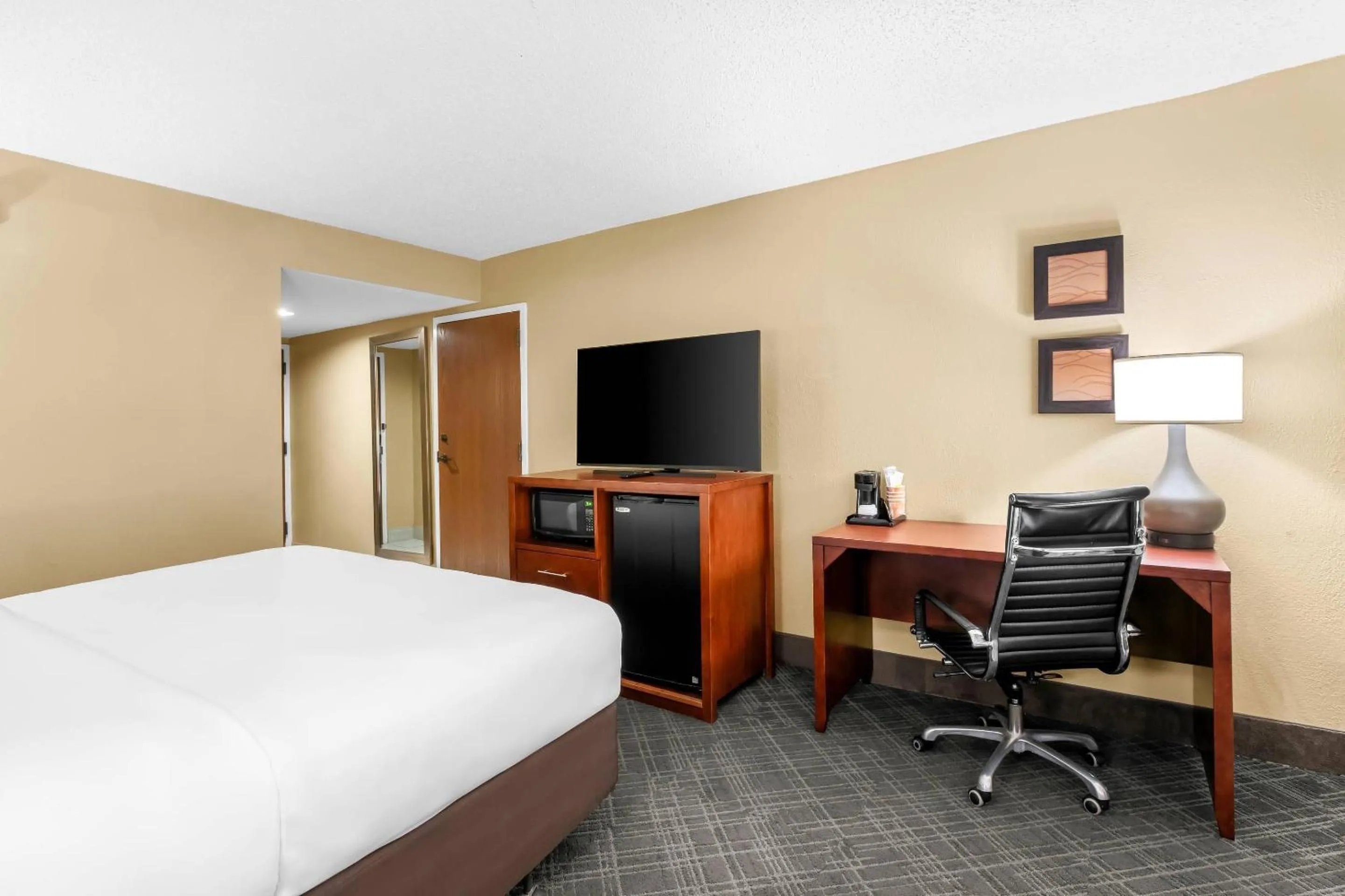 Bedroom, Bed in Comfort Inn University Area