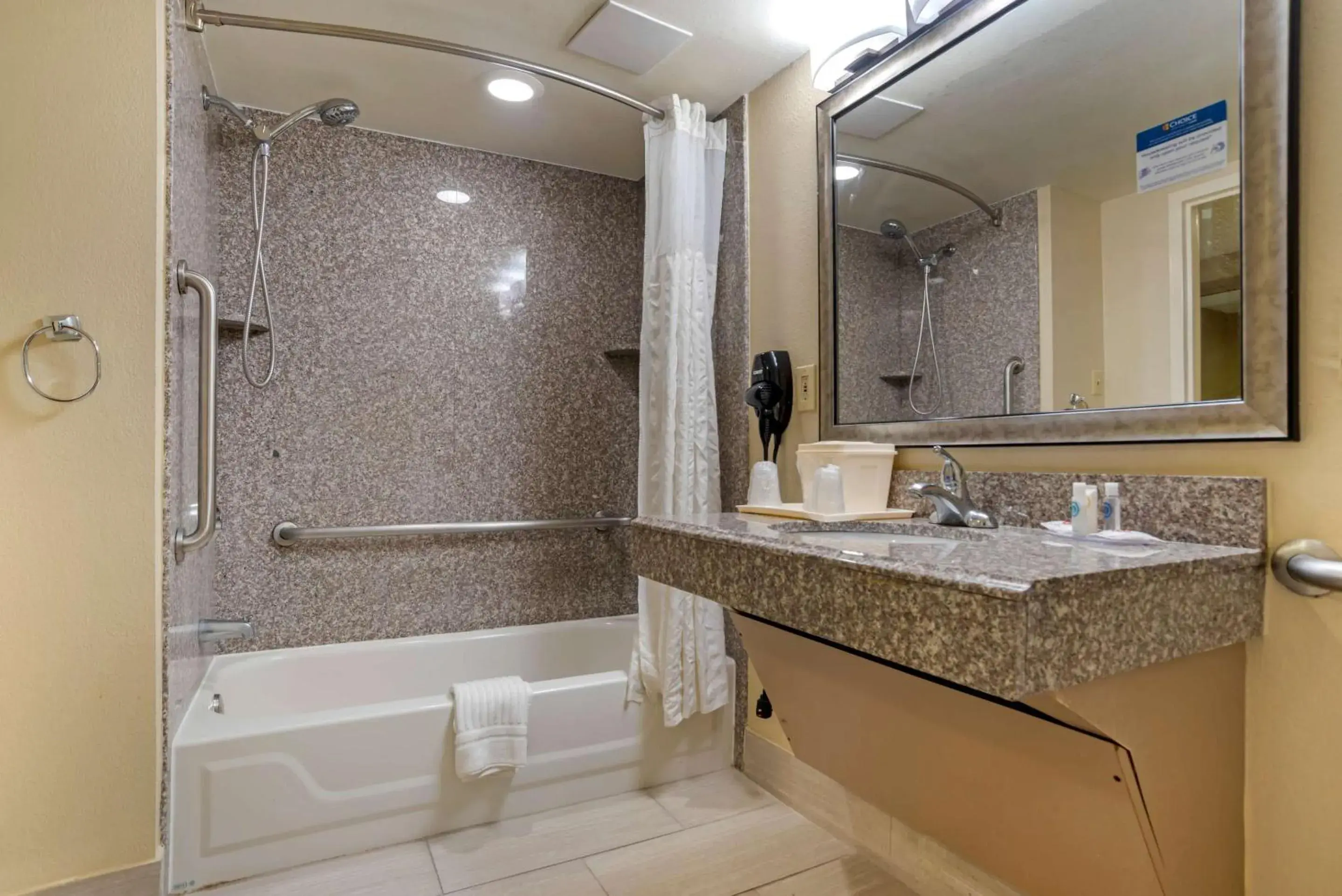 King Room - Disability Access - Non-Smoking in Comfort Inn University Area King Room - Disability Access - Non-Smoking in Comfort Inn University Area