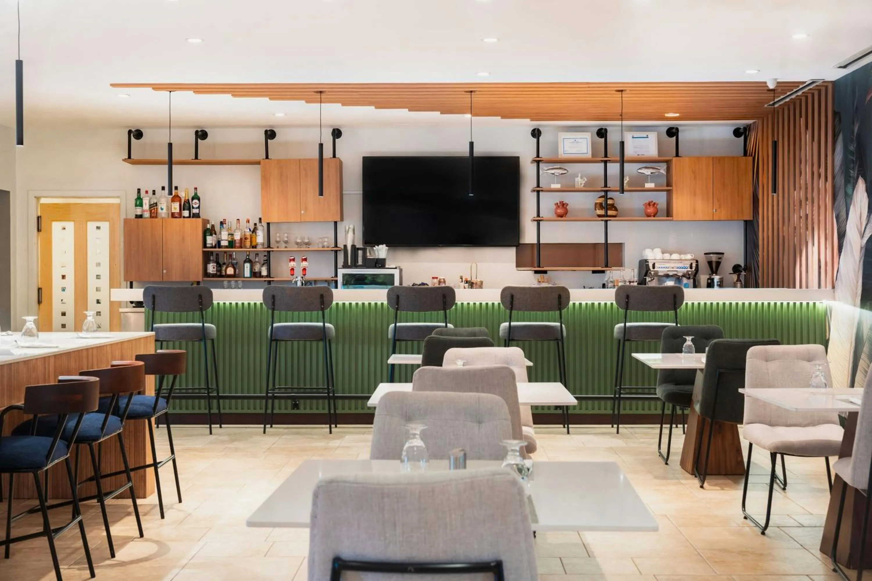 Lounge or bar in Courtyard by Marriott Bridgetown, Barbados