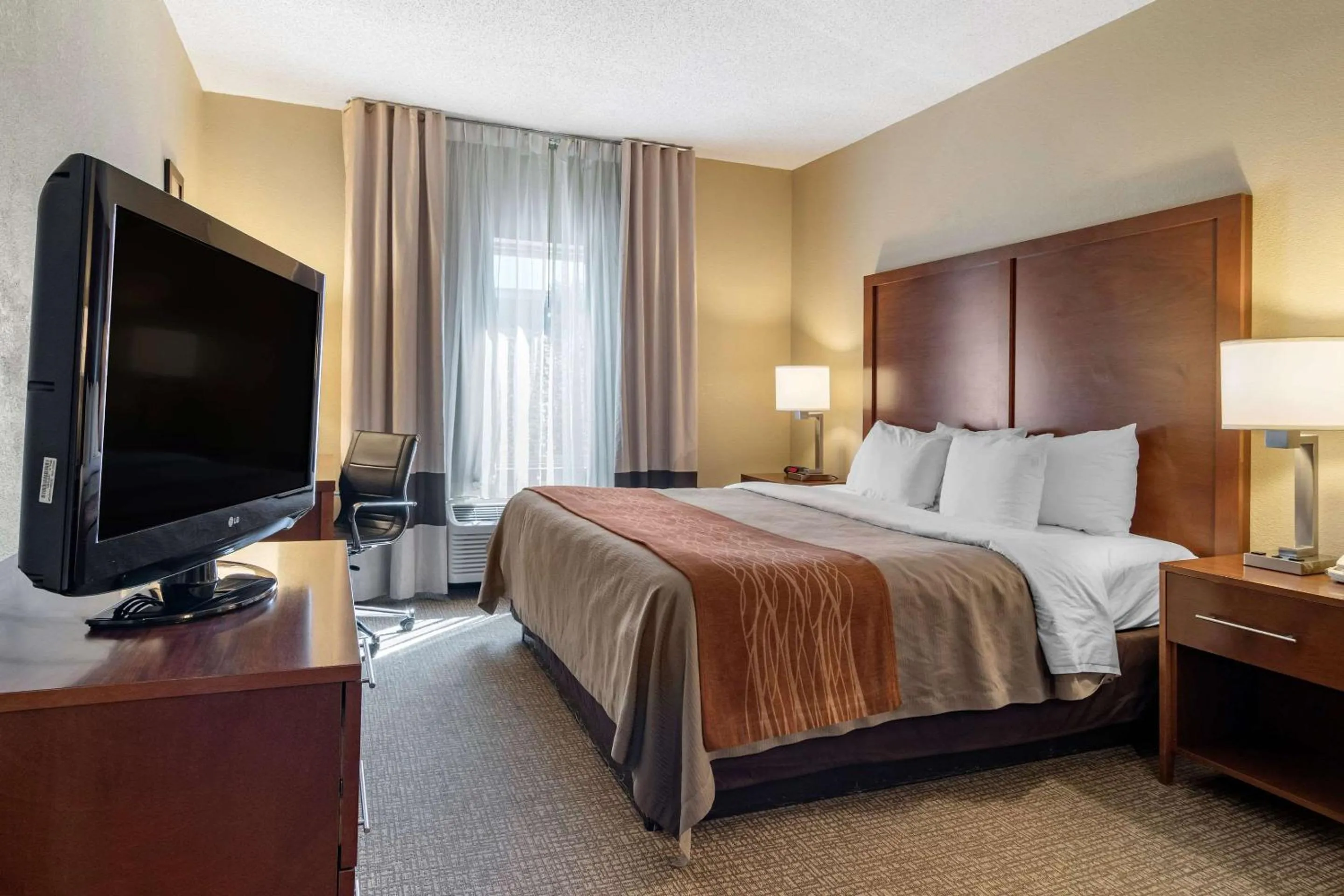 Photo of the whole room, Bed in Comfort Inn & Suites Suwanee - Sugarloaf