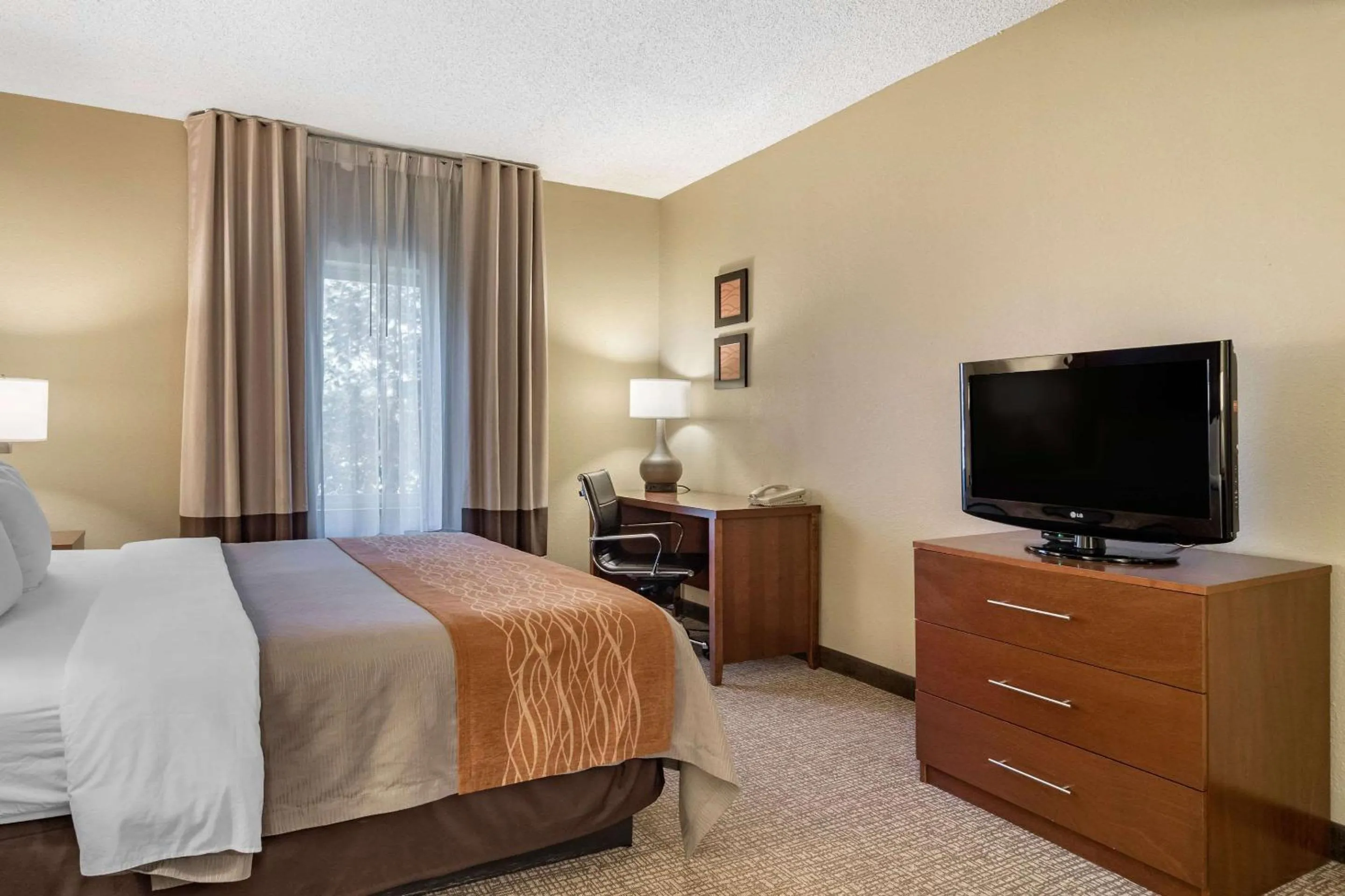 Photo of the whole room, Bed in Comfort Inn & Suites Suwanee - Sugarloaf