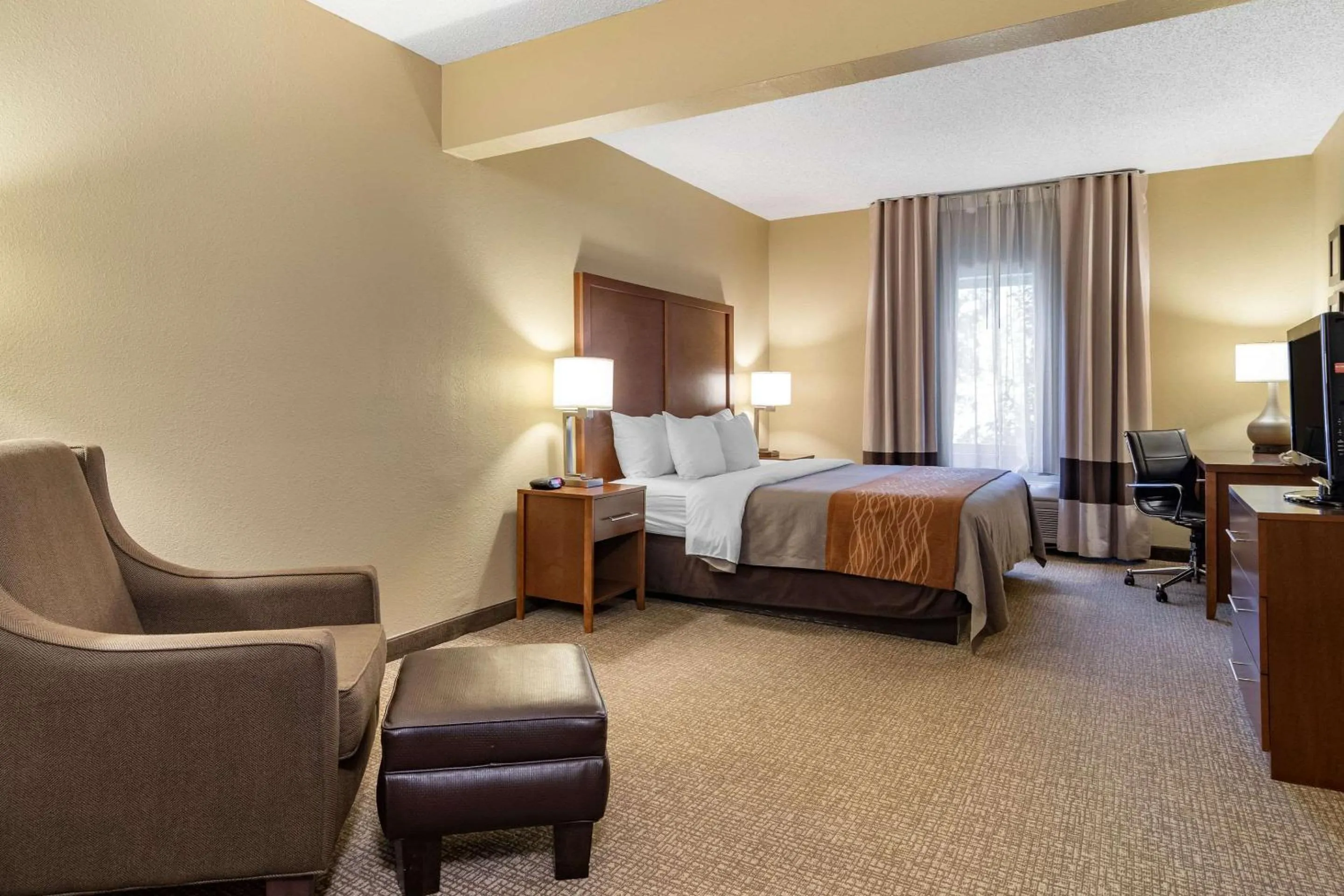 Photo of the whole room, Bed in Comfort Inn & Suites Suwanee - Sugarloaf