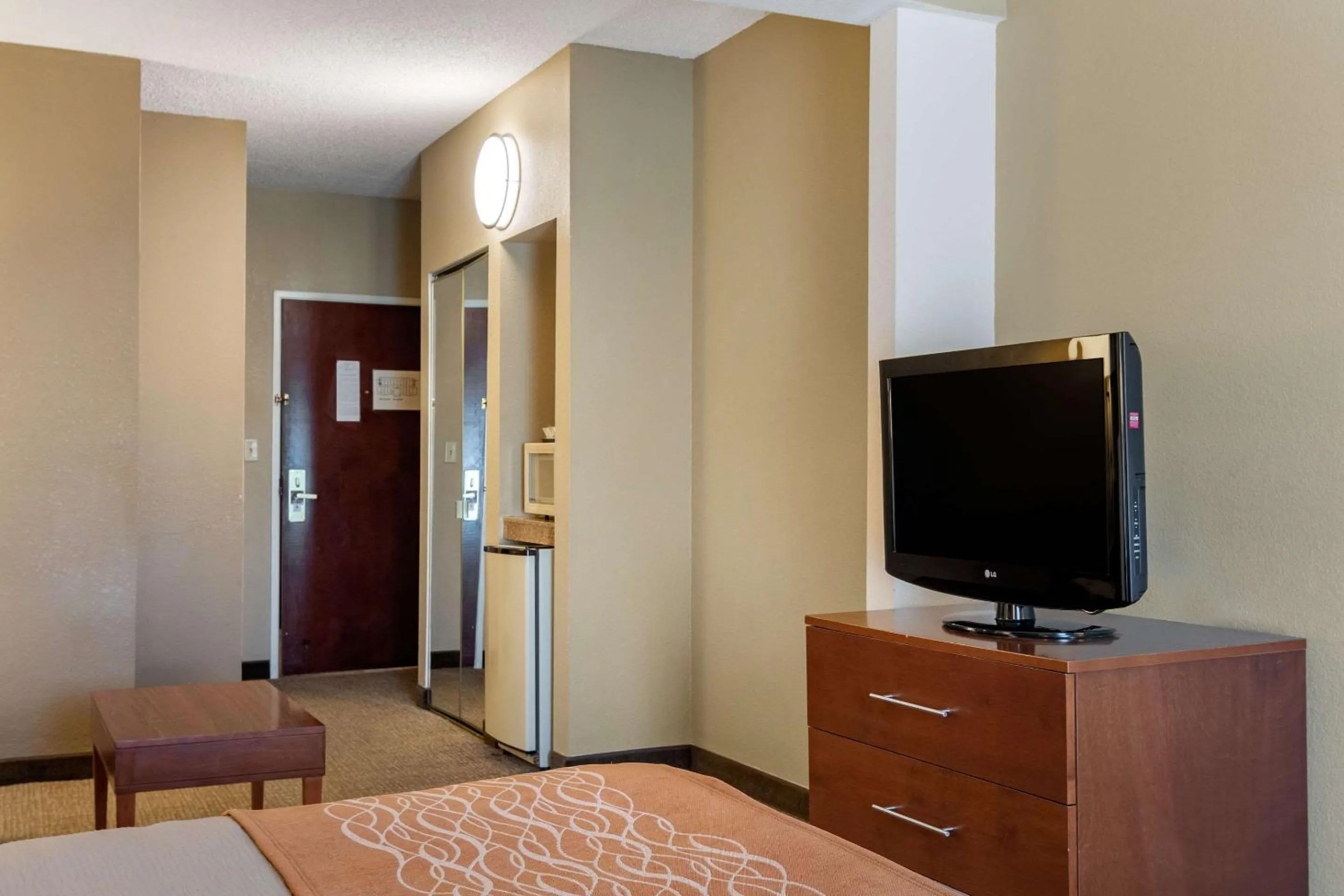 Photo of the whole room, Bed in Comfort Inn & Suites Suwanee - Sugarloaf