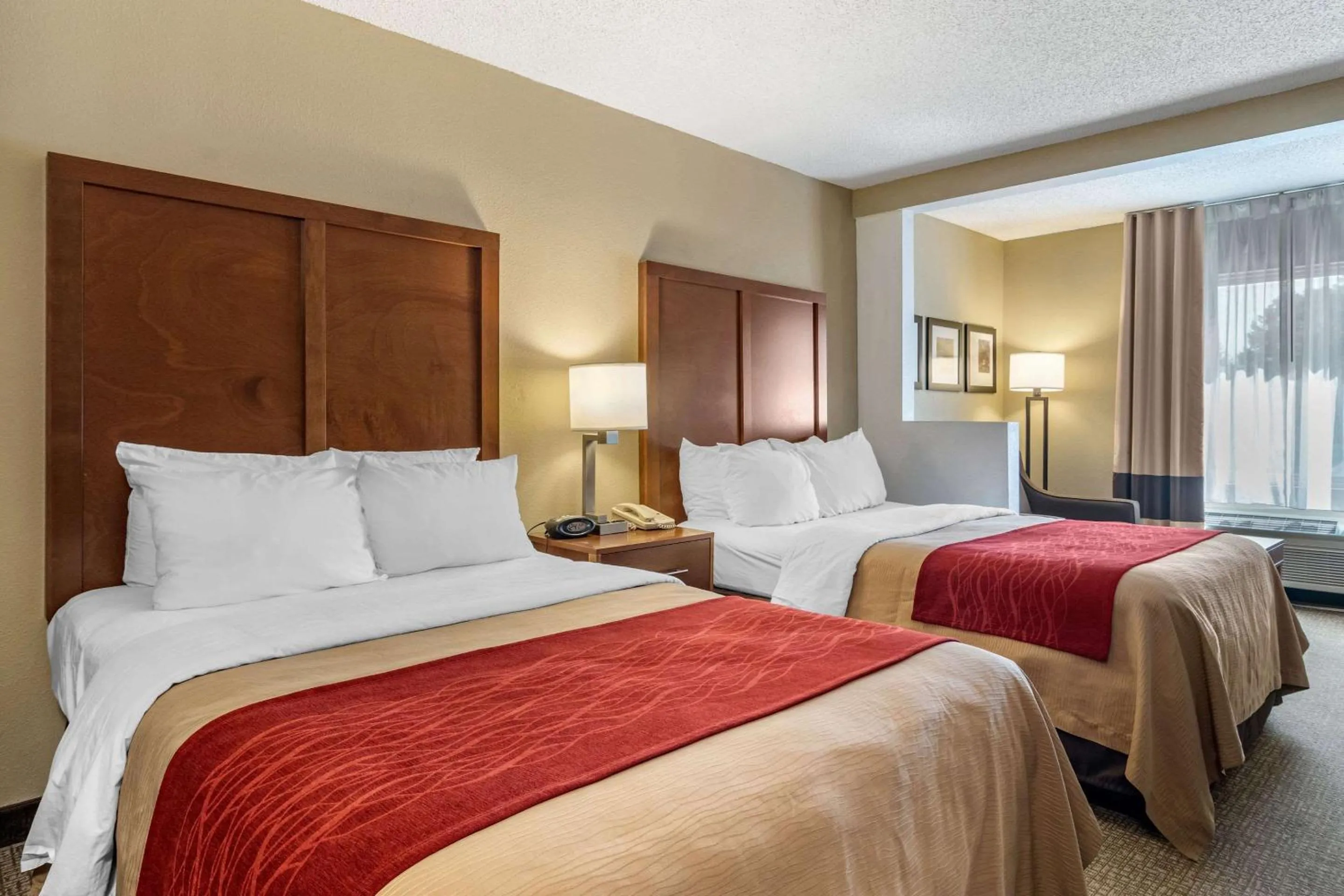 Photo of the whole room, Bed in Comfort Inn & Suites Suwanee - Sugarloaf