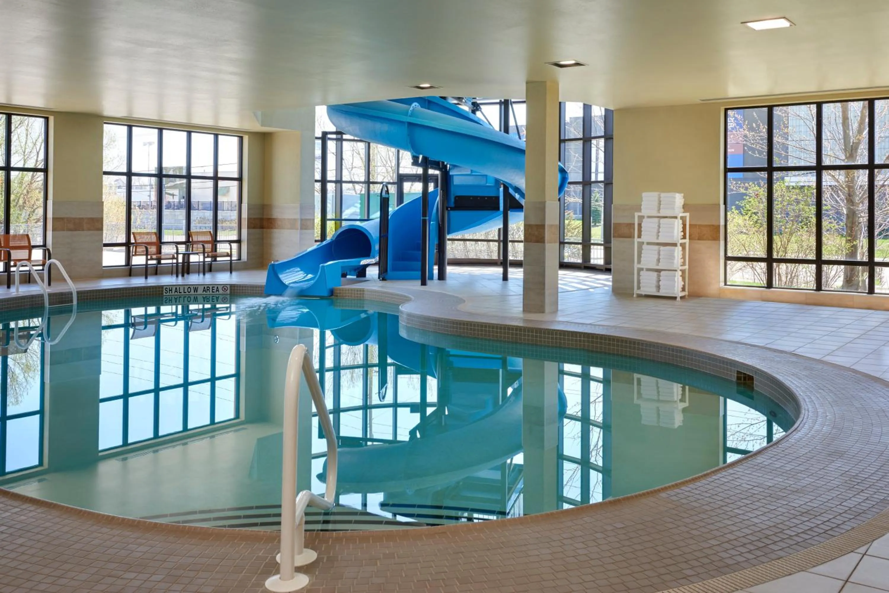 Swimming pool in Courtyard by Marriott Kingston Highway 401