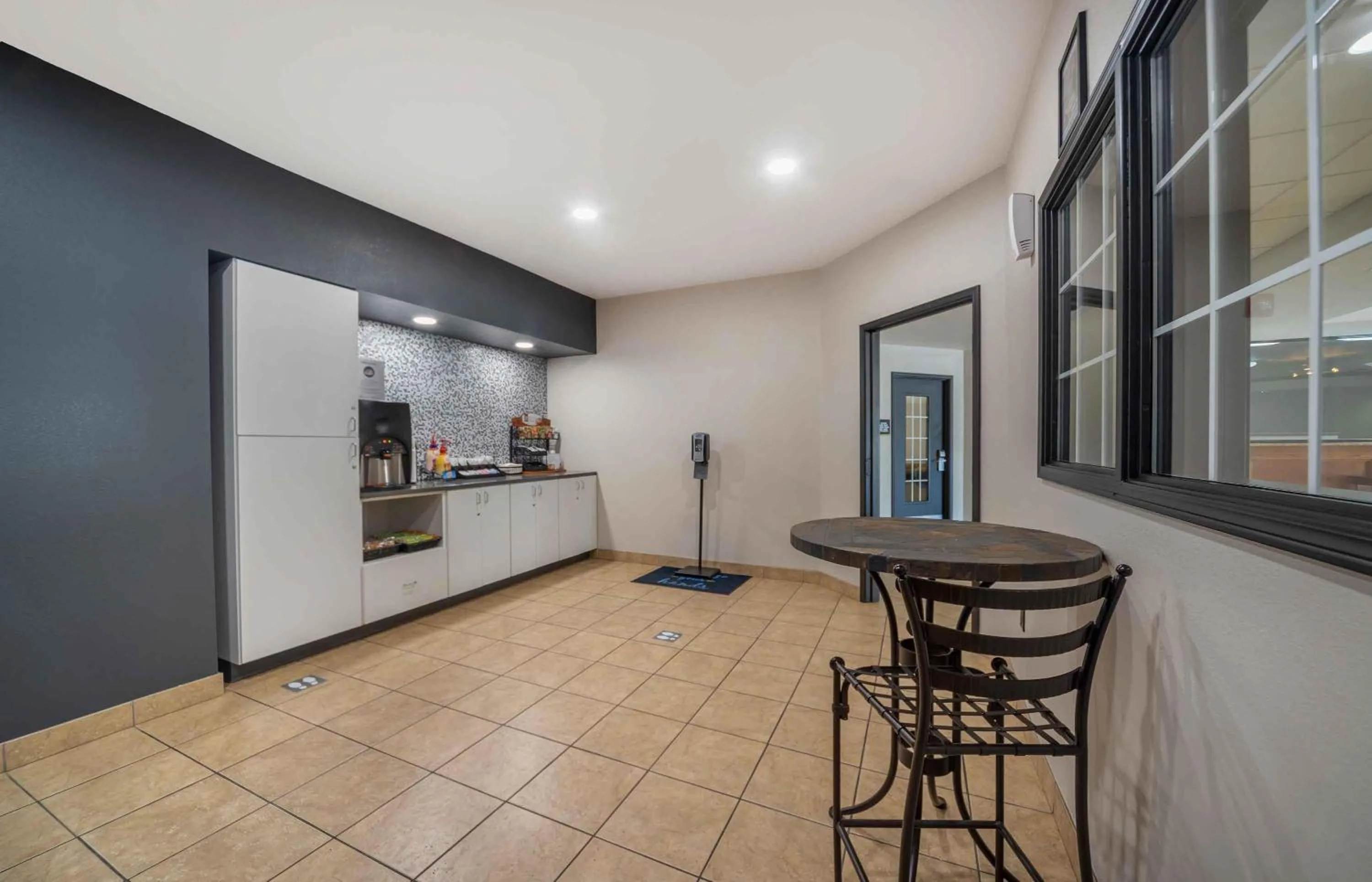 Breakfast in Extended Stay America Suites - Lawton - Fort Sill