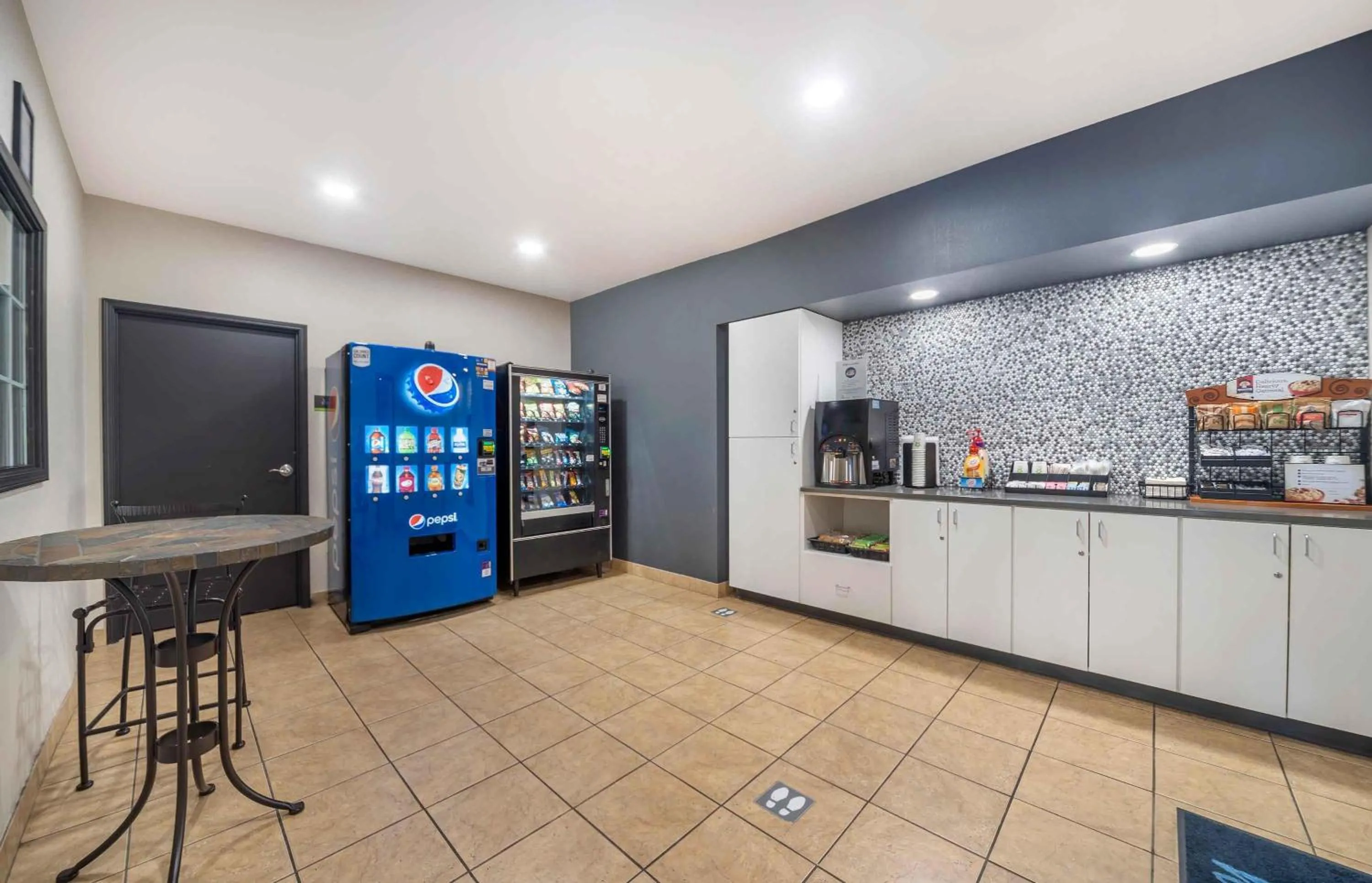 Breakfast in Extended Stay America Suites - Lawton - Fort Sill