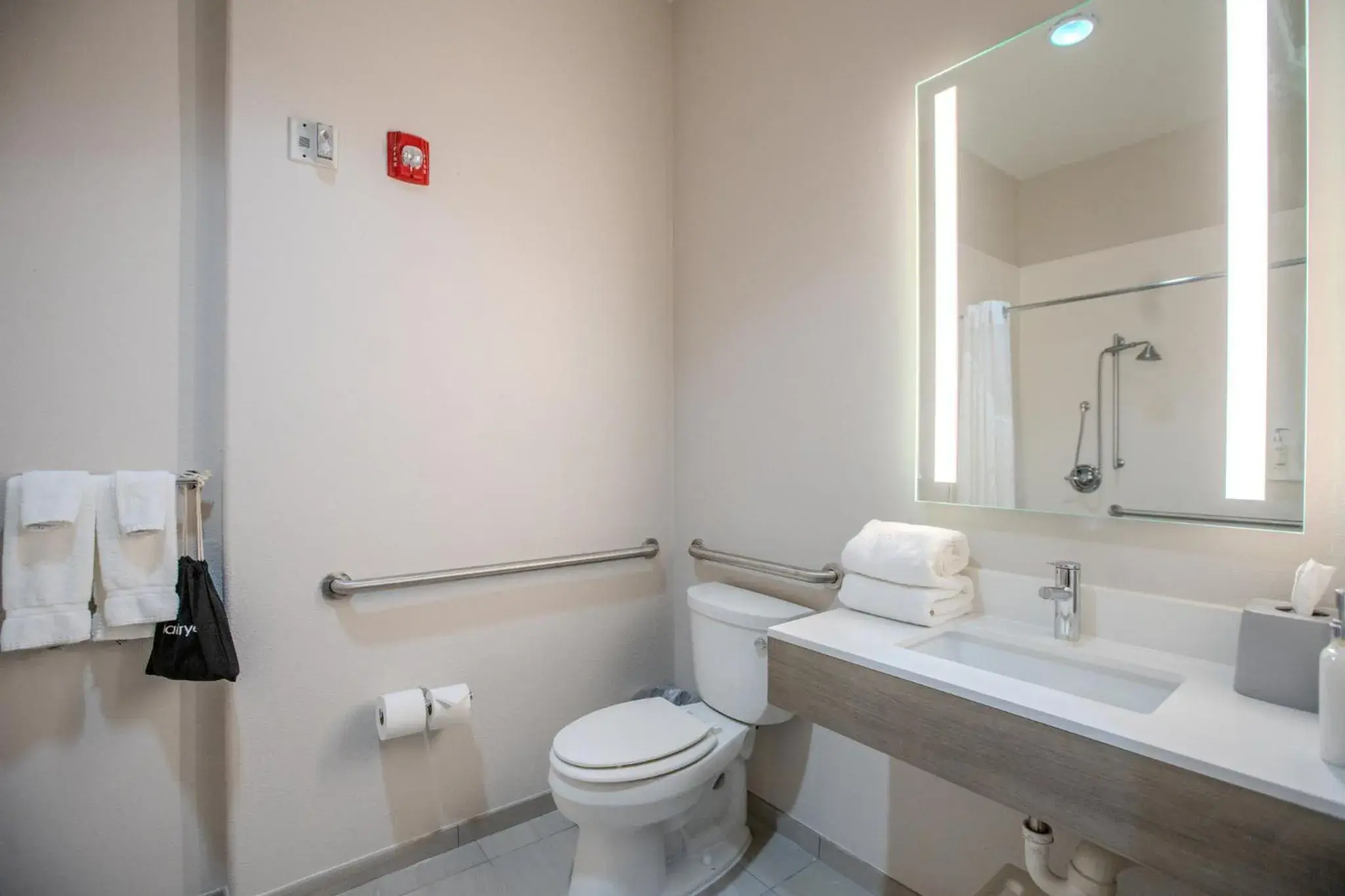 King Suite with Sofa Bed in Holiday Inn Express & Suites Cleveland by IHG King Suite with Sofa Bed in Holiday Inn Express & Suites Cleveland by IHG