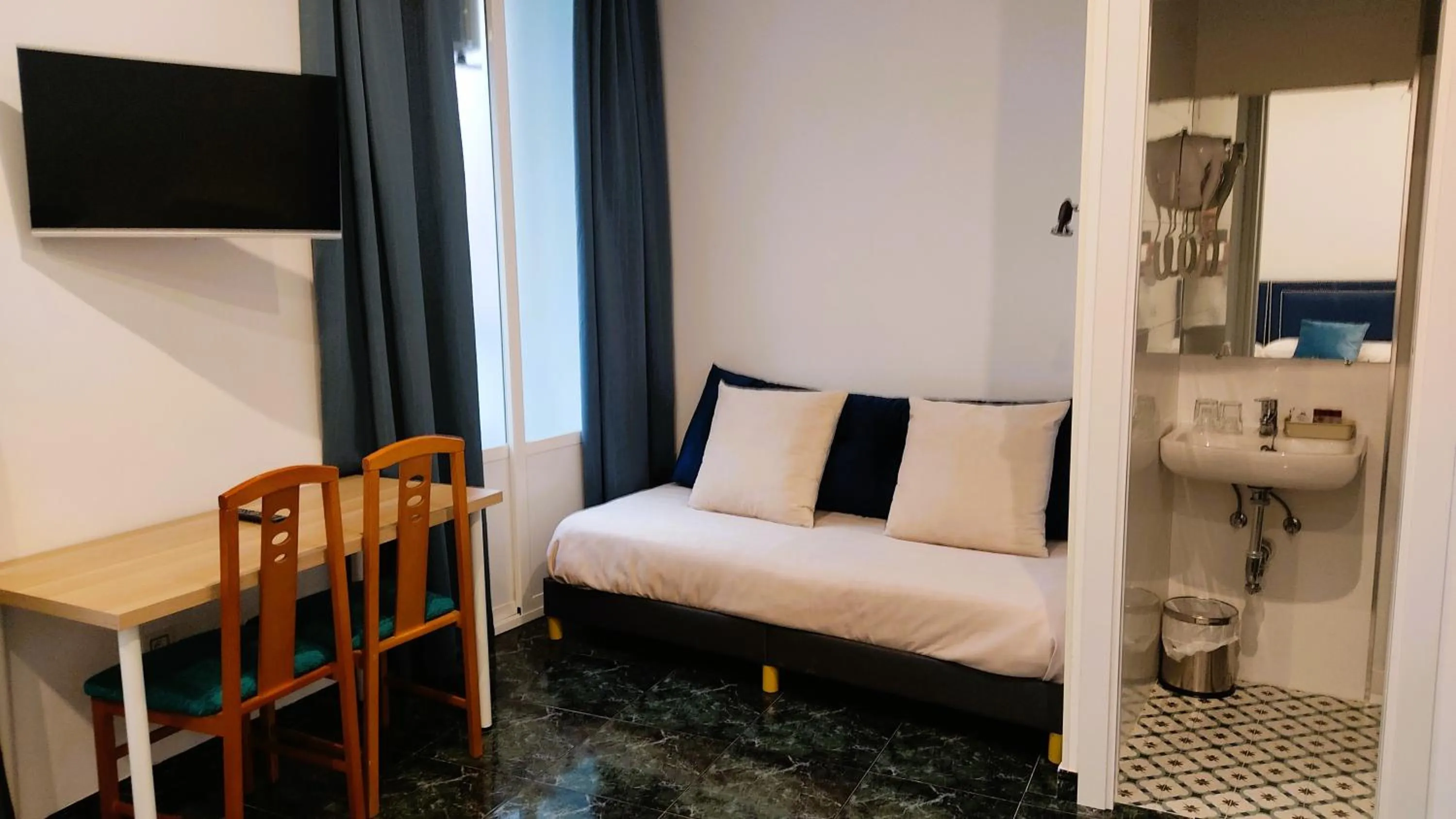 Bed in Hostal Bruña Paseo del Prado