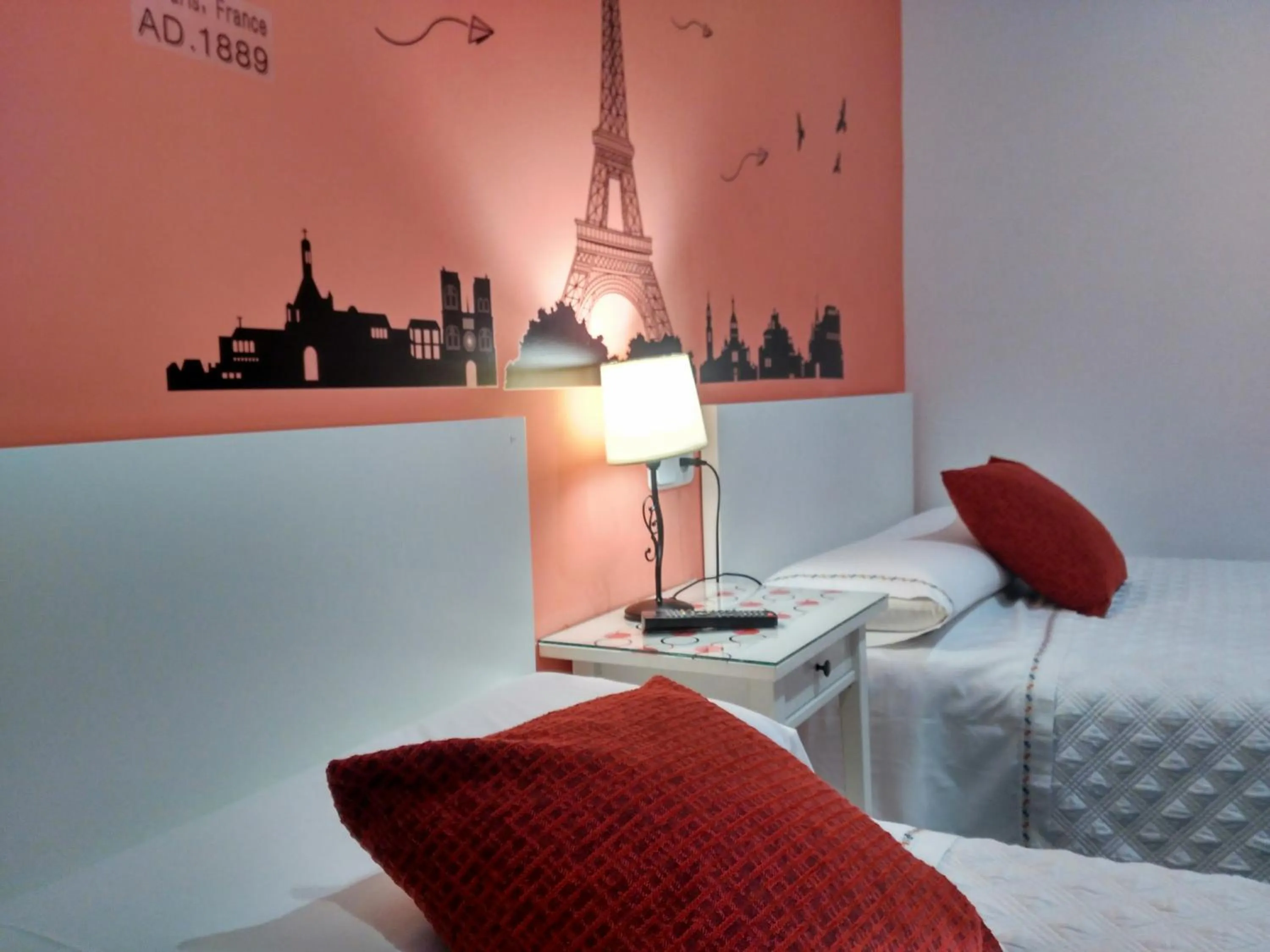 Decorative detail, Bed in Hostal Bruña Paseo del Prado