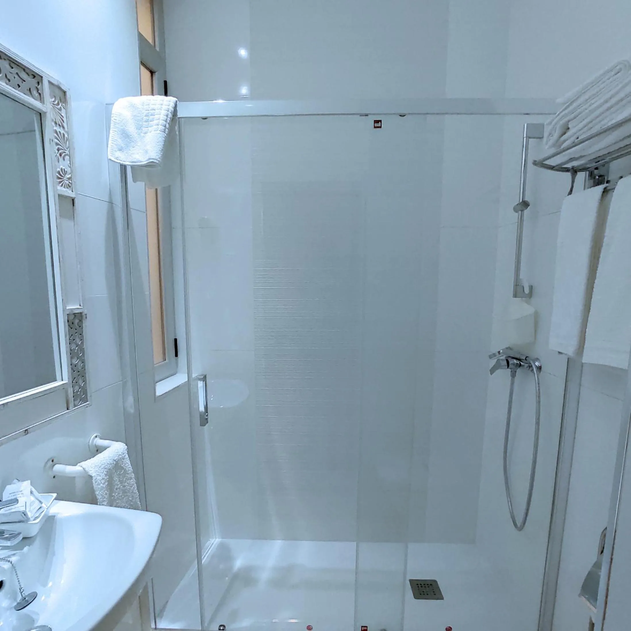 Bathroom in Hostal Bruña Paseo del Prado