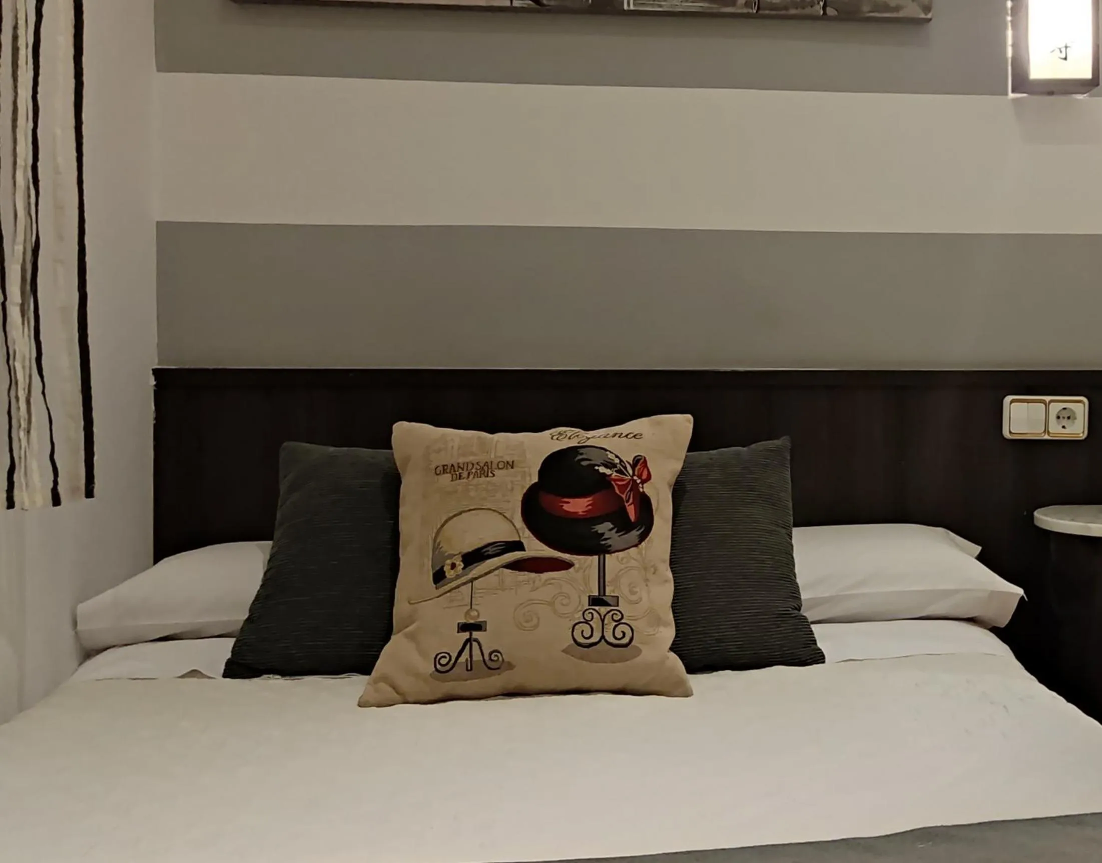 Decorative detail, Bed in Hostal Bruña Paseo del Prado