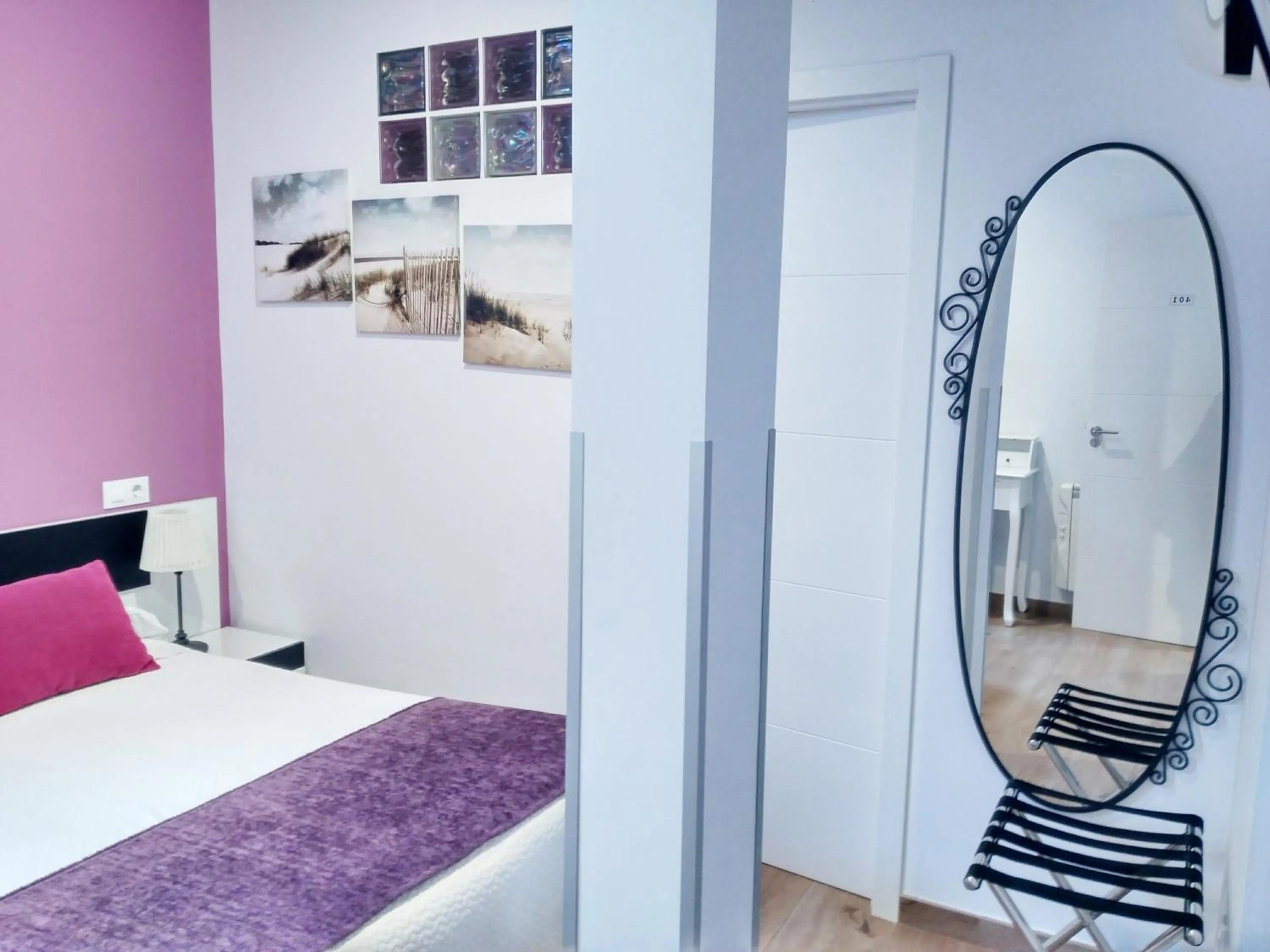 Bed in Hostal Bruña Paseo del Prado