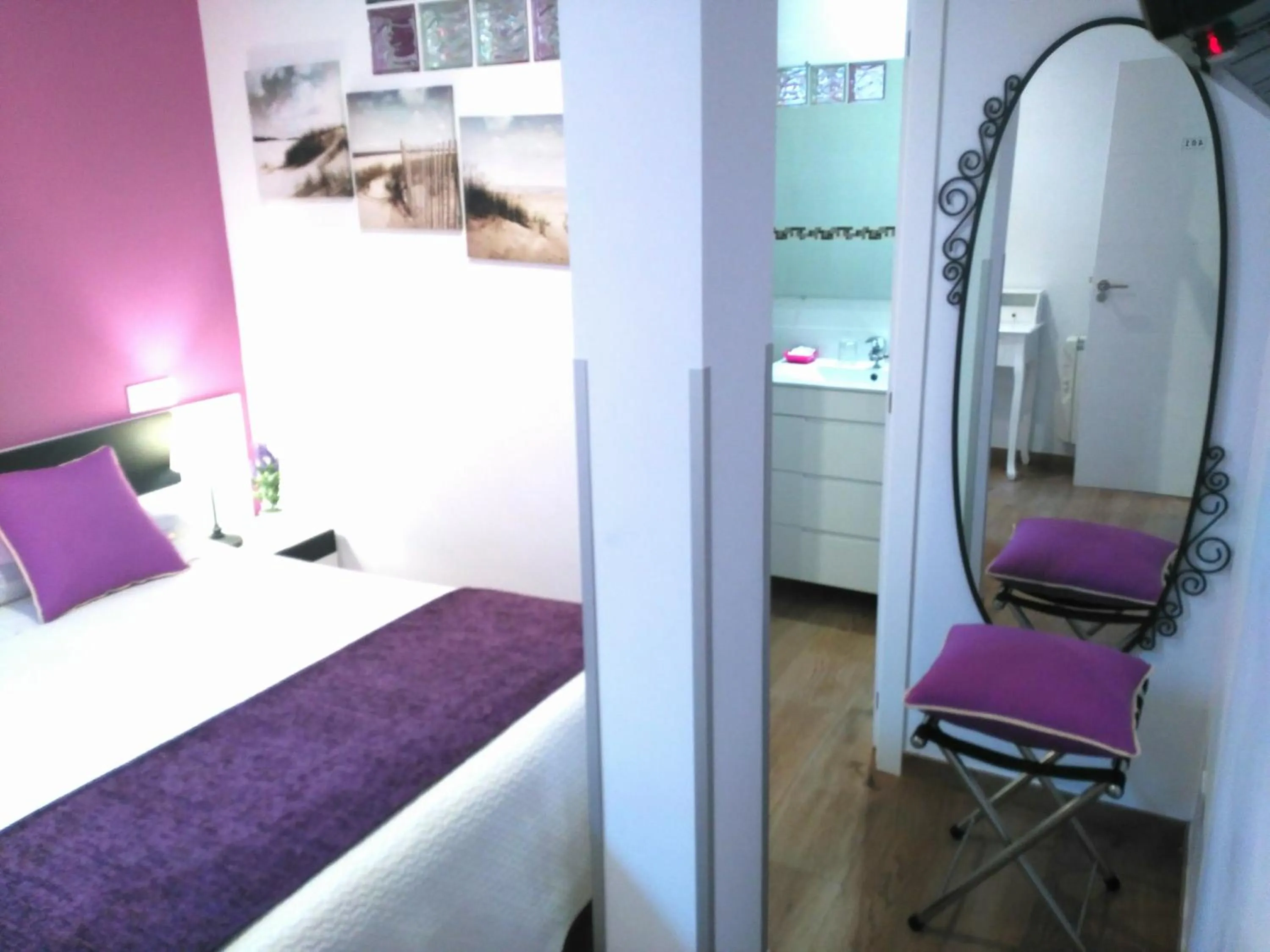 Decorative detail, Bed in Hostal Bruña Paseo del Prado