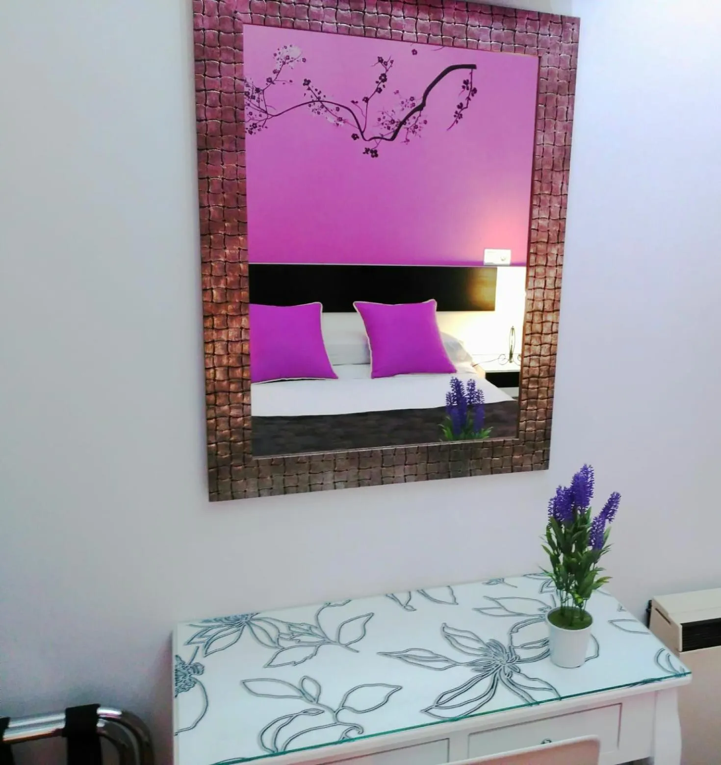 Decorative detail, Bed in Hostal Bruña Paseo del Prado