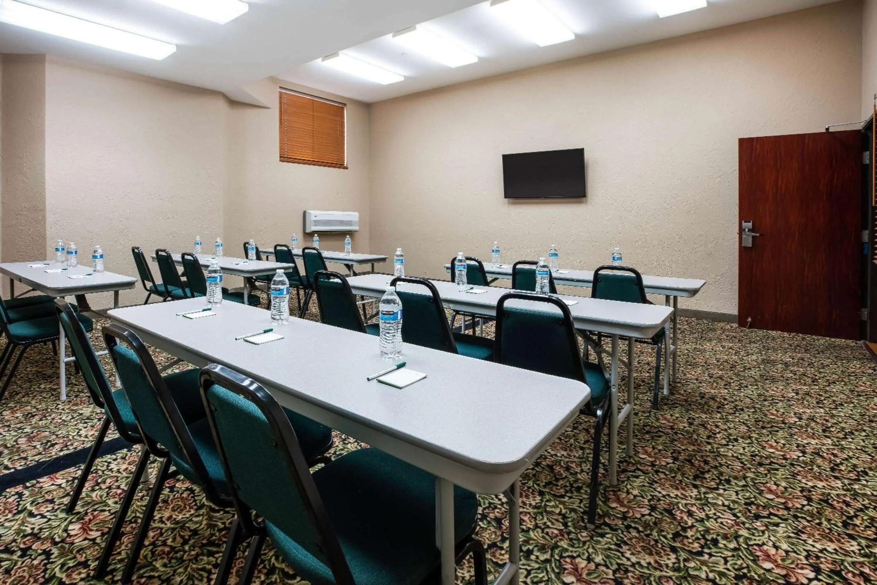 Meeting/conference room in La Quinta by Wyndham Portland Airport