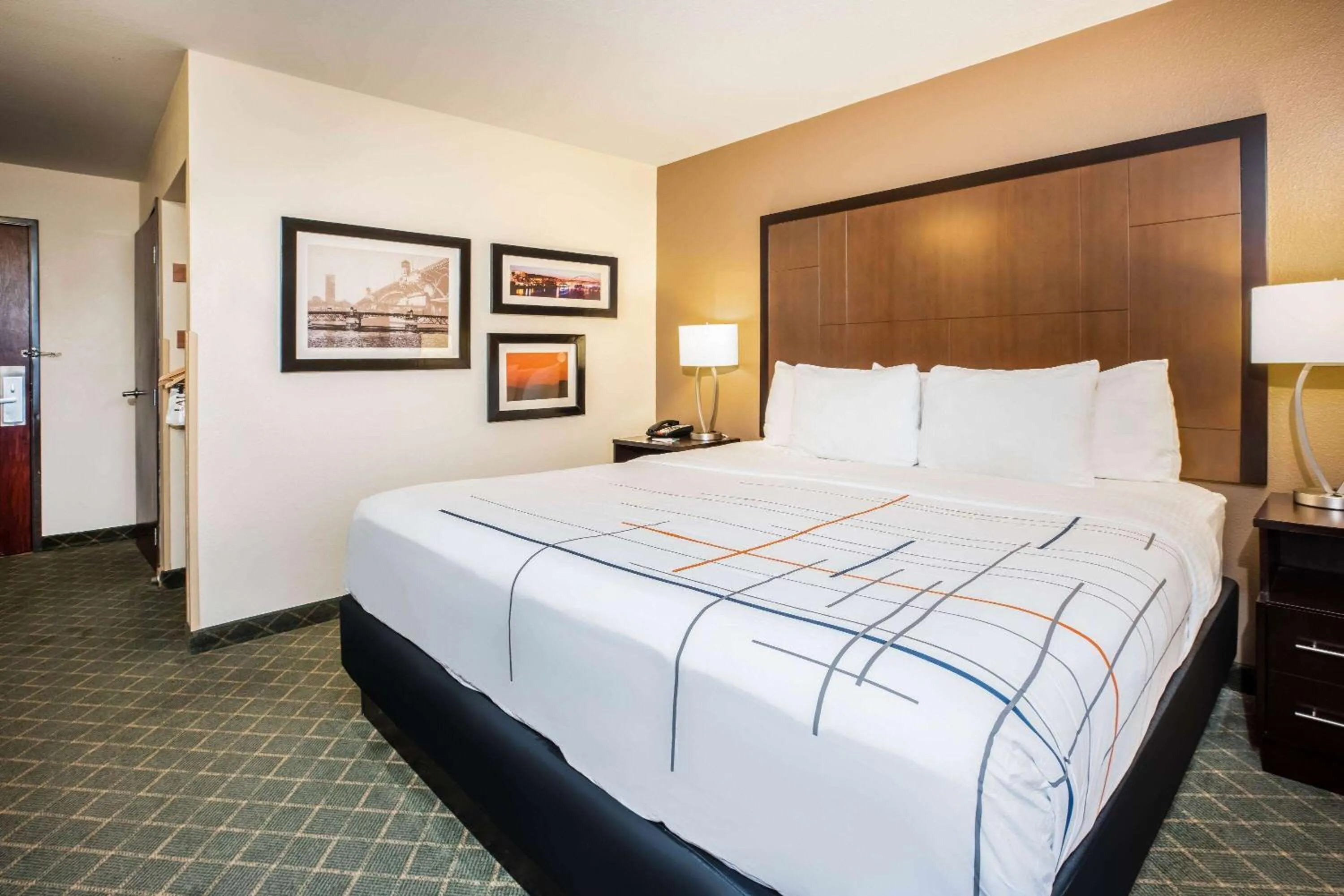 Photo of the whole room, Bed in La Quinta by Wyndham Portland Airport