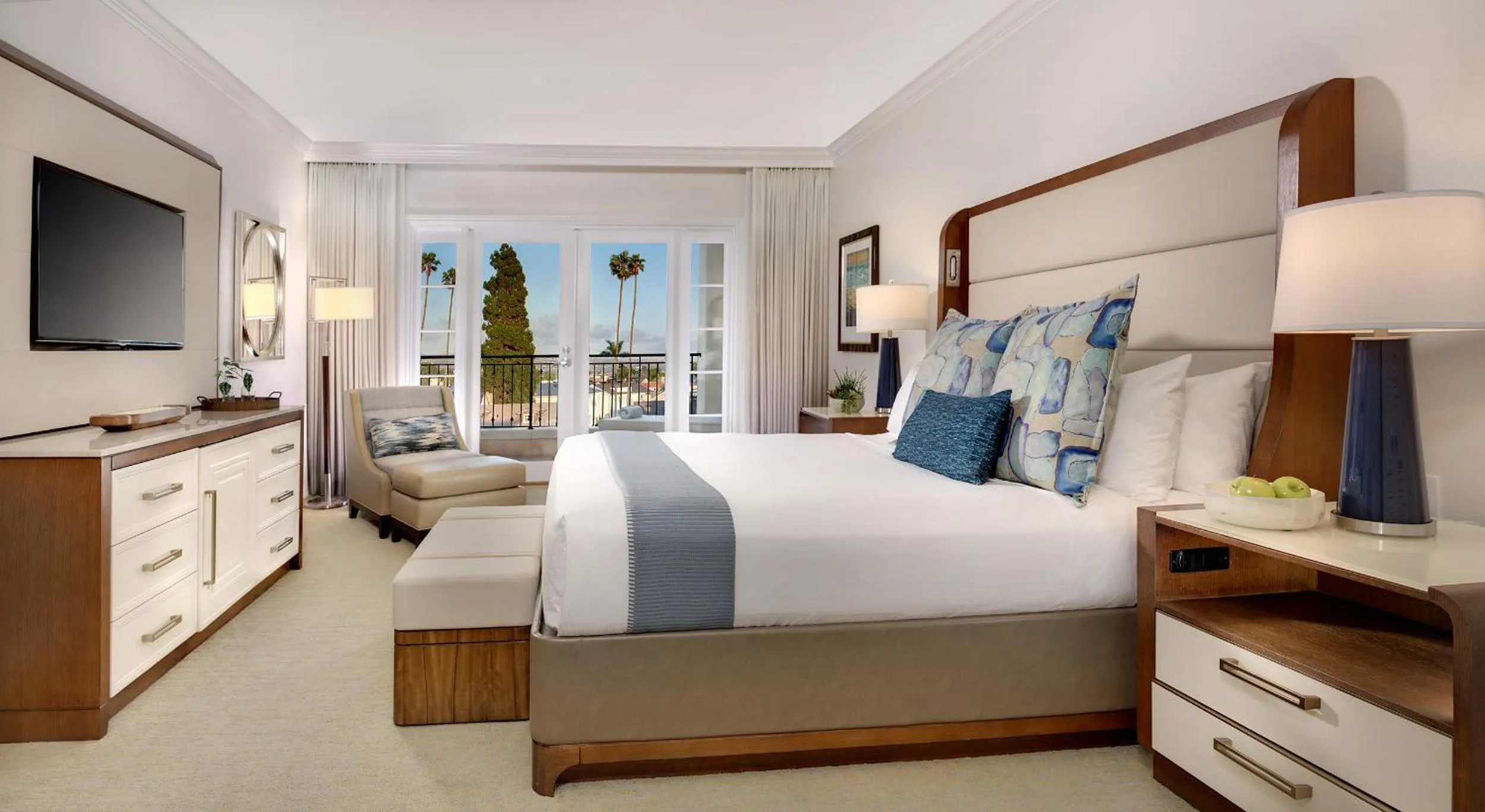 Bed in Balboa Bay Resort
