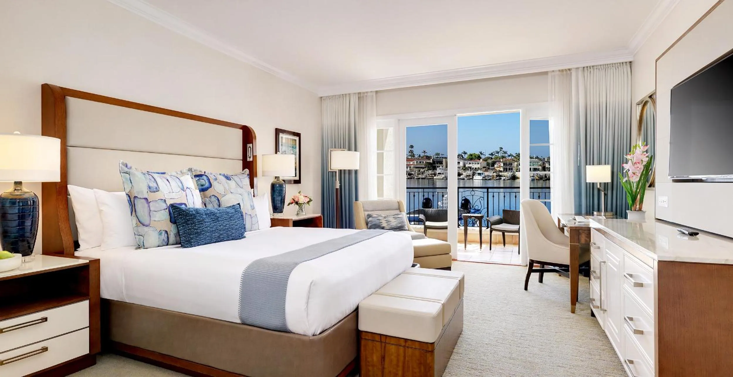 Bed in Balboa Bay Resort