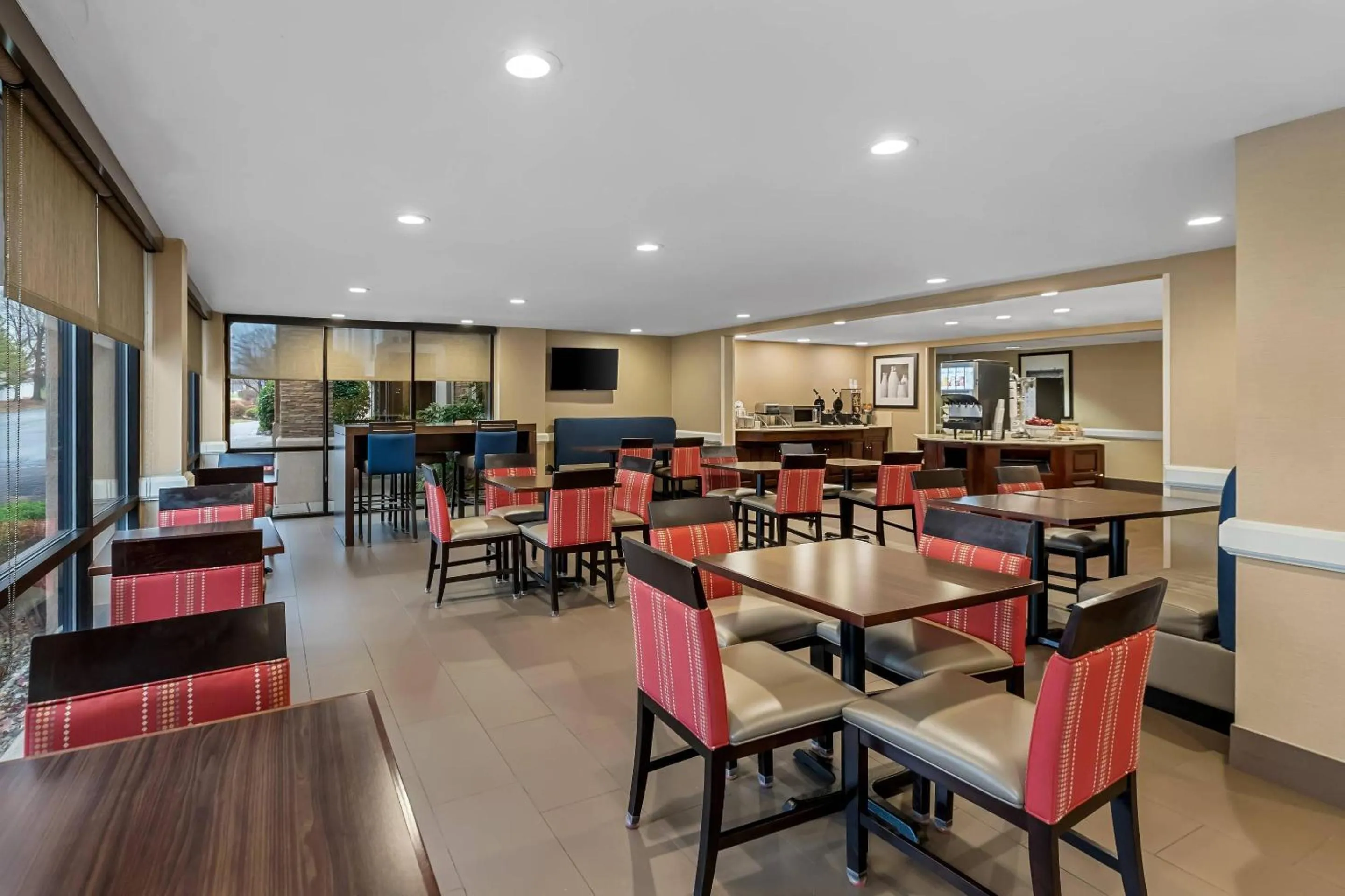 Breakfast in Comfort Inn & Suites Somerset - New Brunswick