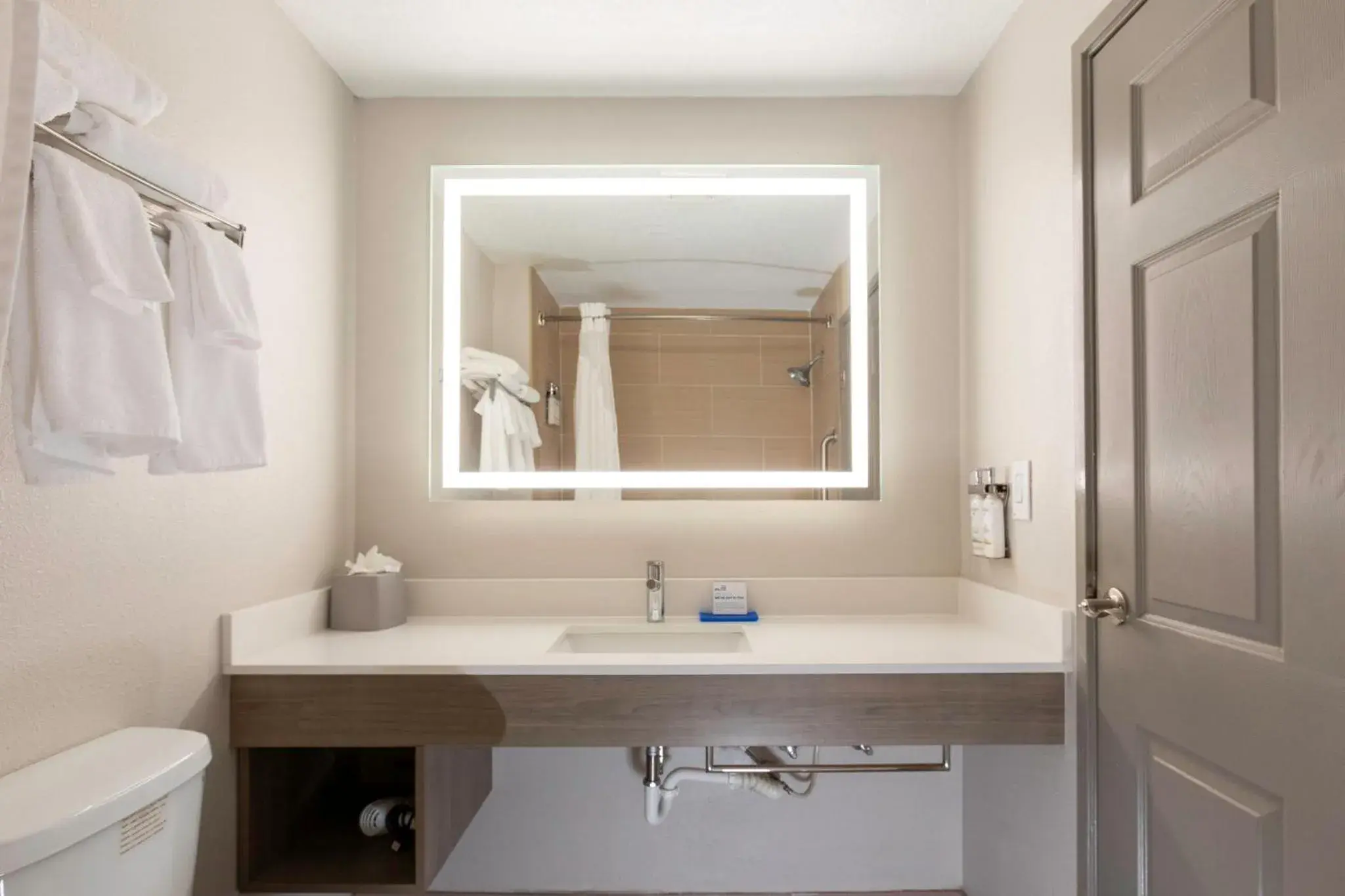 Standard Room with Two Queen Beds in Holiday Inn Express Hotel & Suites Jacksonville Airport by IHG Standard Room with Two Queen Beds in Holiday Inn Express Hotel & Suites Jacksonville Airport by IHG