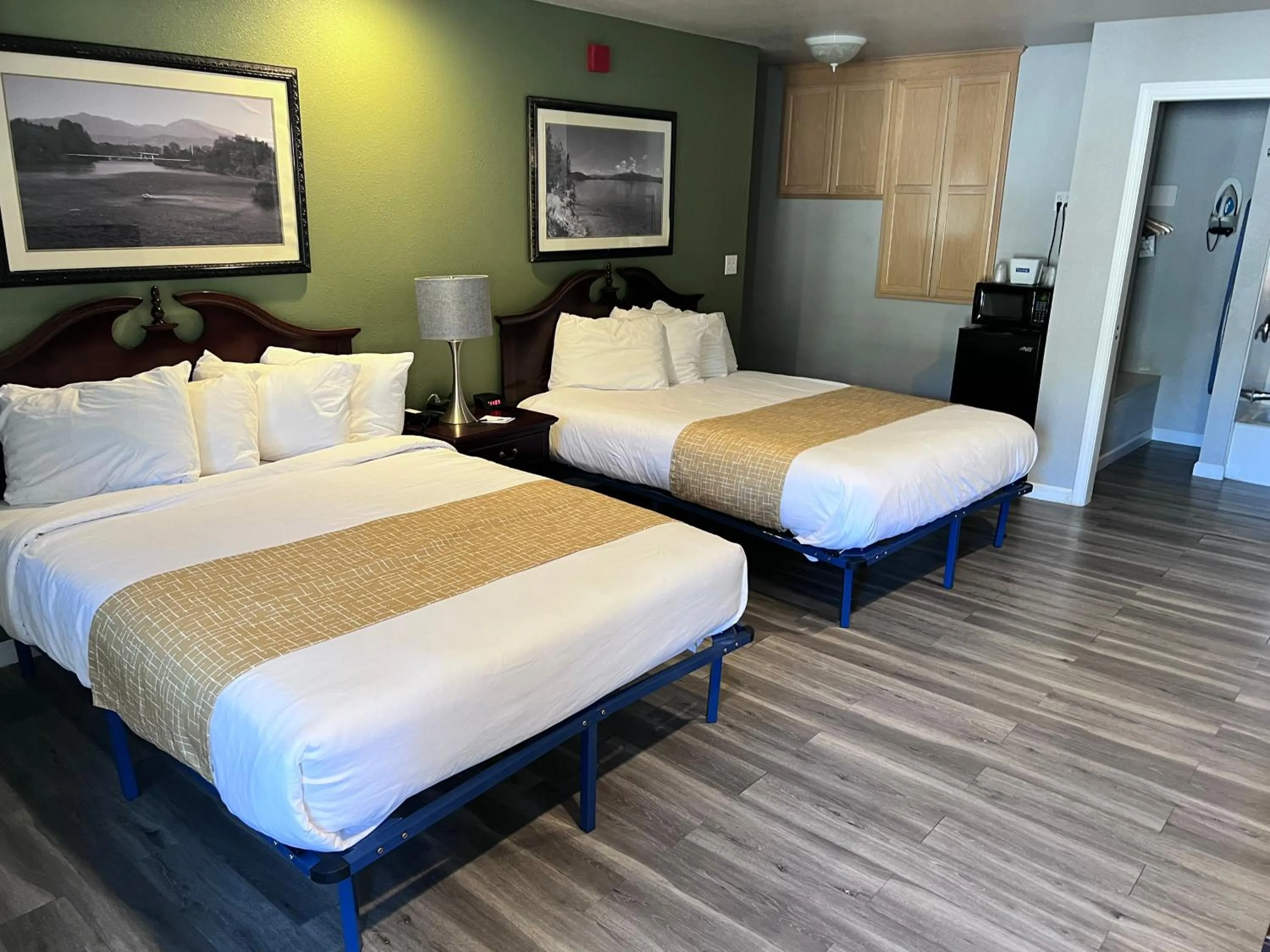 Bed in Travelodge by Wyndham Redding CA