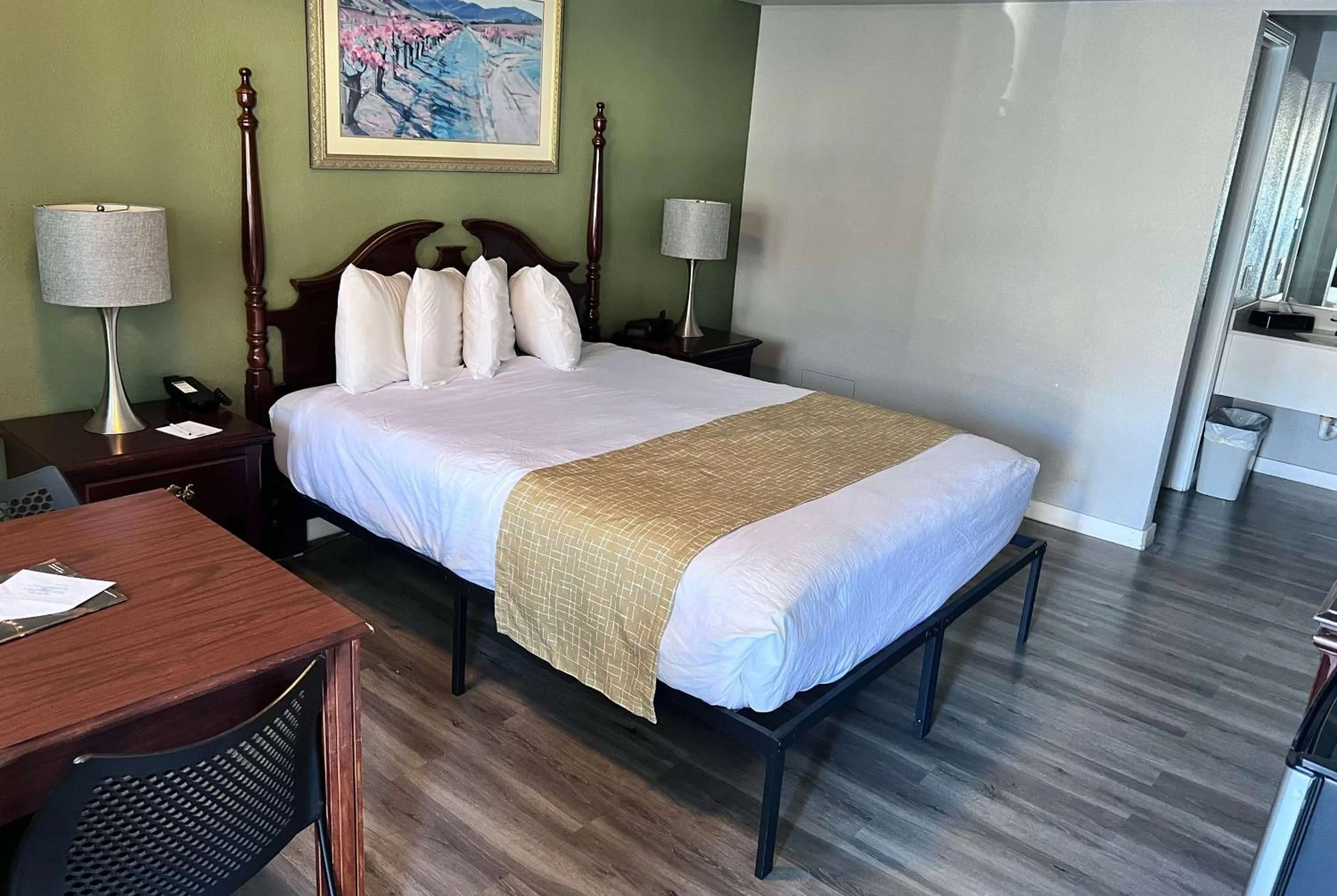 Photo of the whole room, Bed in Travelodge by Wyndham Redding CA